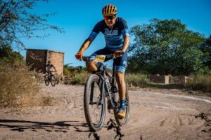 experimento cuanto tiempo puede sacar un ciclista profesional a un aficionado en carrera