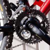 Ese molesto crujido al pedalear: causas y soluciones