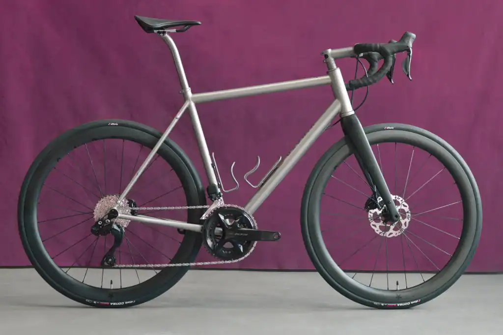 Gloria All Road presenta un nuevo cuadro de titanio