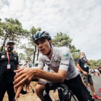 ¿Juan Ayuso en la órbita de Movistar? Las dudas de Enric Mas sobre su futuro