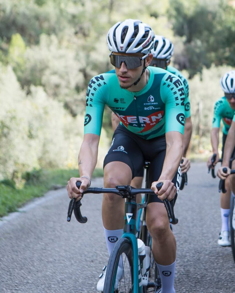 Maillot del Equipo Kern Pharma 2025