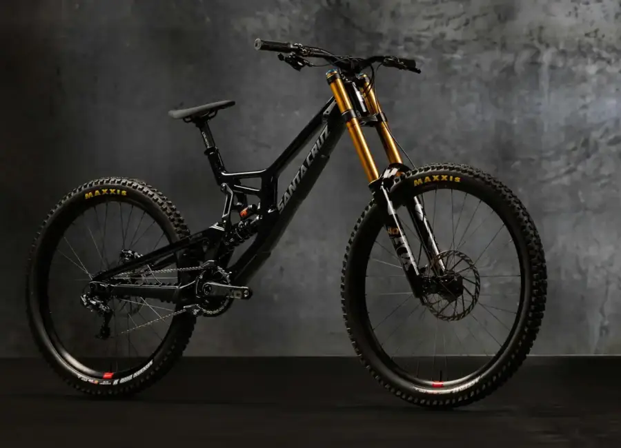 Zs5BXEaF0TcGJcas MY25 V10 black angled desktop