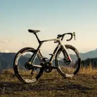 Colnago Y1Rs: La Revolución Aerodinámica de Tadej Pogačar y el UAE Team Emirates