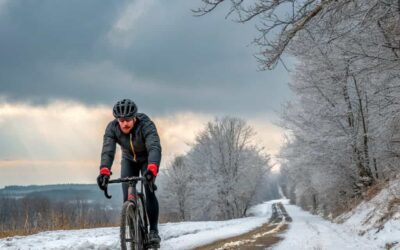 ciclista entrenando en invierno