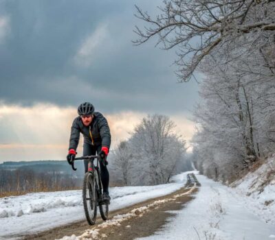 ciclista entrenando en invierno