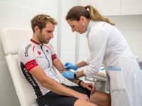 ciclista pinchandose en vena