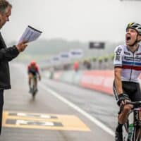 ¡Manos quietas! La UCI prohíbe celebrar victorias de compañeros y desata la polémica en el ciclismo