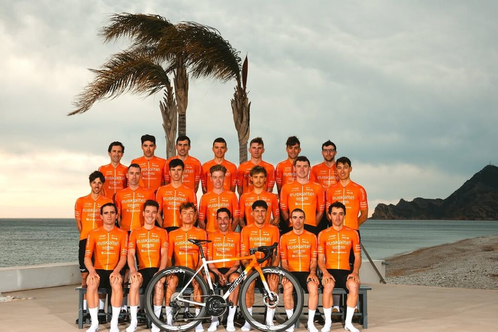 Nueva equipación de Euskaltel-Euskadi y Laboral Kutxa 2025