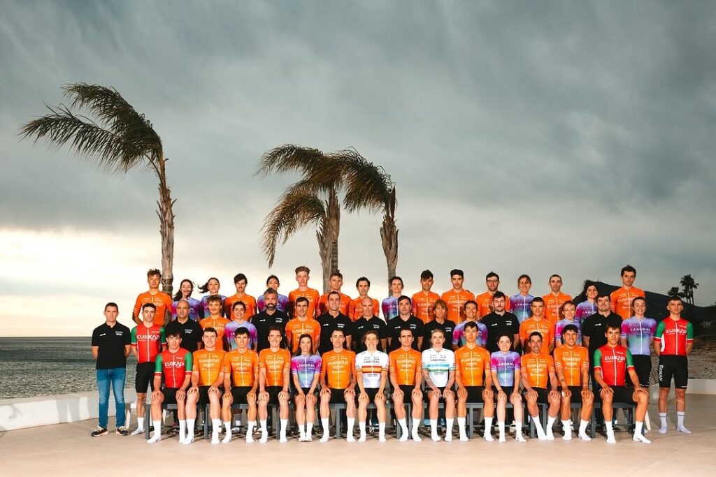 Nueva equipación de Euskaltel-Euskadi y Laboral Kutxa 2025
