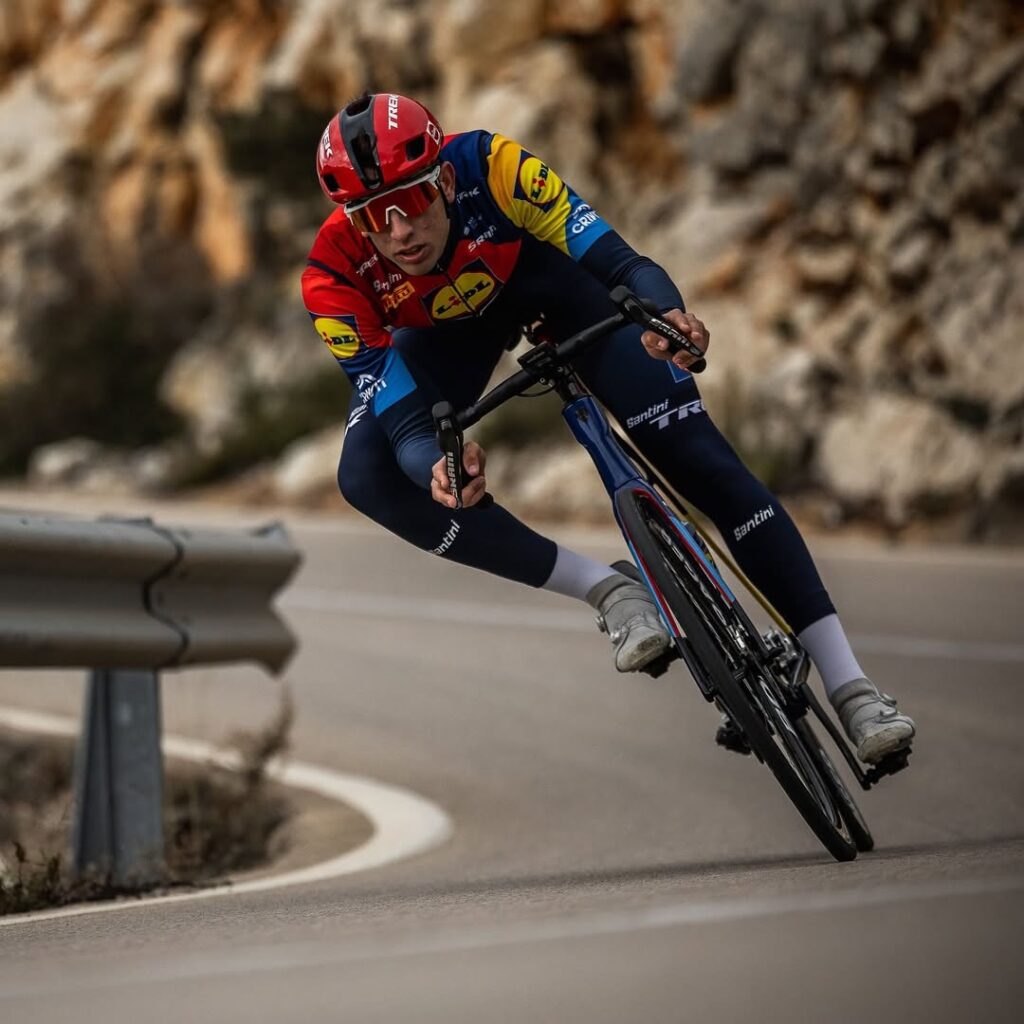 Quién es el ciclista Héctor Álvarez