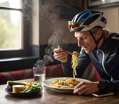 hazme una foto de un ciclista comiendo un plato de