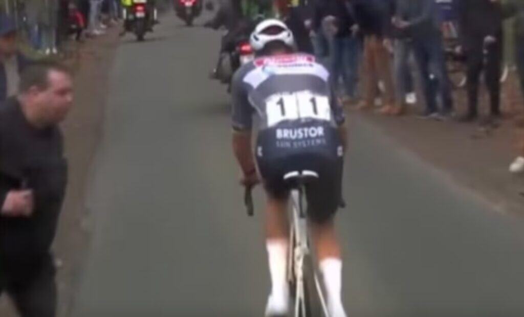 espectador que escupió a Van der Poel