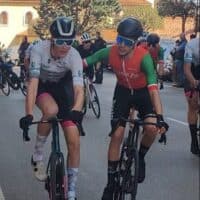 El Empujón Grabado de un Ciclista a Otro: Indignación y Petición de Sanción