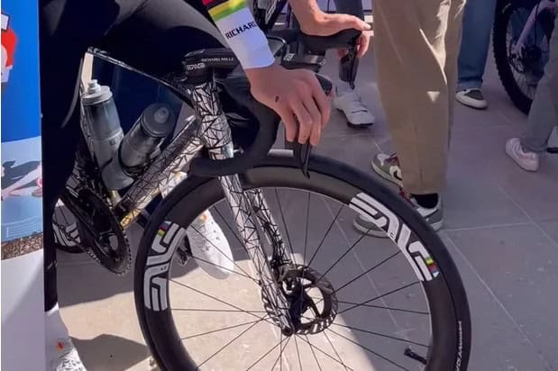 Tadej Pogačar con una posible Colnago V5RS