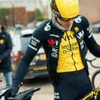 Visma estrena nuevos cascos aerodinámicos en Omloop Het Nieuwsblad 2025