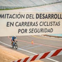 Experimento de la UCI: Limitación del Desarrollo en Carreras para Mejorar la Seguridad