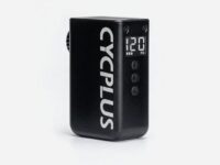 Bomba de aire portátil para bicicletas con pantalla digital y control de presión.