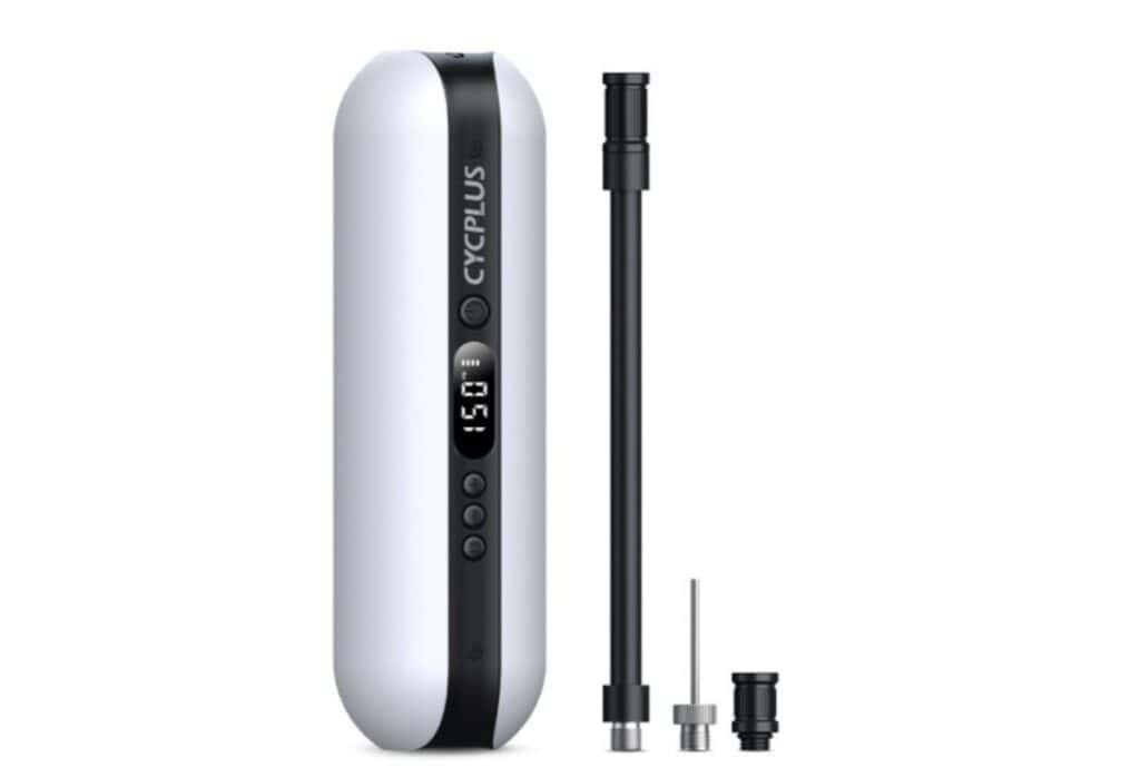 Bomba de inflado eléctrica para bicicletas, modelo CYCLPLUS, con pantalla digital y accesorios.