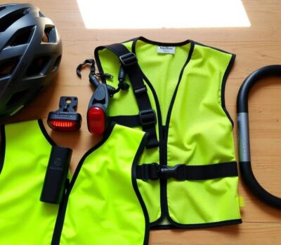 Conjunto de accesorios de seguridad para bicicleta incluyendo casco, luces y candado
