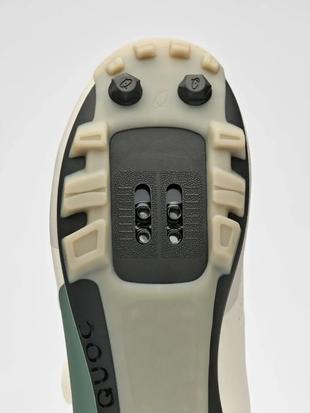 zapatillas de MTB colaboración entre MAAP y QUOC