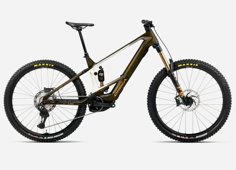 # Revisión Orbea Wild 2026 La **Orbea Wild 2026** es, sin ninguna duda, una de las bicicletas eléctricas de montaña más esperadas del año, fruto de una evolución constante y de una clara apuesta de la marca vasca por el alto rendimiento, la tecnología de vanguardia y la personalización extrema. En esta *revisión Orbea Wild 2026* te traigo un análisis exhaustivo sobre sus novedades, geometría, motores, versiones, configuraciones y sensaciones en el trail, profundizando en lo que realmente importa a quien busca una e-enduro radical, pero versátil y lista para cualquier desafío. --- ## Introducción: El renacimiento de una leyenda eléctrica Hablar de la **Orbea Wild** es hablar de un mito en el universo e-MTB. Tras ganar los principales comparativos y premios internacionales durante los últimos años, la Wild necesitaba responder a la llegada de nuevos motores, rivales cada vez mejor armados y la mayor exigencia de los bikers de enduro eléctricos. Orbea no ha decepcionado: la nueva Wild 2026 no solo actualiza, sino que reinventa gran parte de su propuesta integrando lo mejor de Bosch, refinando detalles clave y abriendo el abanico de opciones de personalización a cotas extraordinarias [(ESMTB)](https://esmtb.com/la-orbea-wild-2026-se-actualiza-mas-potencia-y-mas-opciones/). --- ## Novedades clave de la Orbea Wild 2026 El salto respecto al modelo anterior va mucho más allá de un simple restyling. A continuación, desglosamos las innovaciones más resaltables: ### Motor Bosch Performance Line CX: Más potencia, modos avanzados y versión Race La gama Wild 2026 estrena compatibilidad con la última generación de motores **Bosch Performance Line CX**. Ahora, en sus versiones estándar puede alcanzar un par máximo de **100 Nm** y una potencia pico de **750 W**, todo configurable desde la aplicación Flow y ofreciendo niveles de asistencia de hasta el 400%. Para los más competitivos, llega el **Bosch Performance Line CX Race**, más ligero y pensado específicamente para el máximo rendimiento en enduro y E-EDR, montado de serie en las versiones tope de gama como la M-LTD y disponible como opción en otras. ### Nuevo display Bosch System Module Kiox 400C Las versiones **M10**, **M-Team** y **M-LTD** reciben el nuevo display Bosch Kiox 400C, integrado en el cuadro, mucho más informativo, intuitivo y personalizable. Visualiza datos en tiempo real con mayor claridad y puede instalarse en modelos anteriores con sistema Bosch [(ESMTB)](https://esmtb.com/la-orbea-wild-2026-se-actualiza-mas-potencia-y-mas-opciones/). ### Cambios de marcha Free Shift: tecnología Shimano XTR y XT Estreno de la función **Free Shift** en los montajes con Shimano XTR y XT, que permite cambiar de marcha sin pedalear. Ideal para anticipar desarrollos en pleno descenso o para resolver pasos técnicos donde no se puede aplicar potencia al pedal. ### Versiones en carbono y aluminio, y opción "mullet" El catálogo Wild 2026 arranca en las exclusivas versiones OMR Carbono (M-LTD, M-Team) con ruedas de 29", y expande las opciones con **versiones mullet** (29" delante, 27,5" detrás) configurables en todos los montajes. Las nuevas **Wild Hydro** de aluminio democratizan la Wild e-MTB desde 5.299€, y mantienen la radicalidad en geometría y motores sin sacrificar calidad ni tecnología. ### Geometría progresiva y más personalización MyO La Wild sigue apostando por una geometría agresiva, pero equilibrada: dirección a **63,5º**, tubo de sillín de **77,5º**, y longitudes de tubo corto para permitir el uso de dropper posts extralargos (hasta 240 mm). Todo ello sumado al potente configurador **MyO** de Orbea, que permite personalizar colores, suspensiones, ruedas, grupo, tijas, cubiertas e infinidad de componentes. --- ## Análisis de la gama: M-LTD, M-Team y Wild Hydro ### Wild M-LTD (carbono OMR, CX Race, 29" o mullet) - Motor: Bosch CX Race 100 Nm/750W, serie - Batería: Bosch 750 Wh o 600 Wh + extender - Display: Kiox 400C - Ruedas: OQUO Carbono - Suspensión: FOX 38 Factory 170 mm, Float X2 Factory - Transmisión: Shimano XTR/XX Eagle AXS - Tija telescópica hasta 240 mm - Precio: **12.499 €** - Peso: desde **22,5 kg** (L) ### Wild M-Team y M10 (carbono OMR, CX o CX Race, 29" o mullet) - Motor: Bosch CX Gen 5, opción CX Race - Batería: 625/750 Wh - Display: Kiox 400C u opciones - Suspensión: FOX 38 Factory/Performance - Transmisión: Shimano XT o superiores - Precio: desde **9.999 €/7.999 €** ### Wild Hydro H10, H30 (aluminio, CX o CX Race, 29" o mullet) - Motor: Bosch CX Gen 5 o CX Race opcional - Ruedas: 29” o mullet (todas las versiones) - Suspensión: 170 mm - Tija de hasta 200 mm - Precio: H10 desde **6.999 €**, H30 desde **5.299 €** #### Todas las versiones pueden personalizarse con el configurador MyO respetando precio y montaje base. --- ## Geometría de la Orbea Wild 2026 Una de las señas de identidad de la Wild es su geometría, tan progresiva como apta para todos los públicos del e-enduro: | Talla | Reach | Stack | Chainstay | Tubo sillín | Dirección | Sillín | Wheelbase | |-------|-------|-------|-----------|-------------|-----------|--------|-----------| | S | 435 | 625 | 448 | 415 | 63,5º | 77,5º | 1228 | | M | 455 | 634 | 448 | 415 | 63,5º | 77,5º | 1252 | | L | 480 | 643 | 448 | 435 | 63,5º | 77,5º | 1282 | | XL | 505 | 652 | 448 | 450 | 63,5º | 77,5º | 1311 | Cabe destacar el dropper que desaparece totalmente incluso en talla pequeña, la opción de mullet sin alterar geometría, y la posibilidad de ajuste personalizado en MyO. --- ## Comportamiento en el sendero: respuesta y sensaciones reales La **revisión Orbea Wild 2026** no estaría completa sin hablar de las sensaciones reales sobre el terreno, y aquí la Wild se luce en varios apartados clave: ### Subidas técnicas: Motor Bosch y tracción total El nuevo **Bosch Performance Line CX** (y más aún la versión Race) marca un antes y un después: no solo por su fuerza brutal al arrancar sino por su control de la entrega (gracias a sensores mejorados) y la asistencia dinámica configurable por app. En subidas imposibles, las ruedas 29” y la posición centrada logran un grip espectacular, asistido por el excelente reparto de peso y el anti-squat afinado de la suspensión. ### Bajadas: estabilidad radical, feeling de enduro puro Con 170 mm de recorrido, dirección slack y un chasis rígido pero bien amortiguado, la Wild permite atacar cortados, raíces y rocas a la velocidad que te atrevas. El nuevo setting de FOX, especialmente con la X2, da margen a setup personalizado según peso y uso. La absorción es de primer nivel, y el control aún mayor en las versiones con cubiertas Maxxis DH Casing MaxxGrip. El bajo centro de gravedad, el peso contenido para tener batería de gran tamaño y motor potente (en torno a 22-23 kg M-LTD), hacen que la Wild se sienta viva bajando, sin perder soltura respecto a e-bikes más ligeras, aunque quizás no alcance la agilidad de una trail específica o de su hermana Rise. ### Terrenos mixtos y largos recorridos La opción de range extender y el buen soporte en modos Eco, Tour+ o EMTB+ permiten rutas muy largas para el segmento, logrando autonomías de hasta 80 km y +2200 m con el combo 600 + 250 Wh. El nuevo display y la conexión con Strava, Komoot, etc., aportan información útil y clara sobre estado del motor, modos y autonomía restante. --- ## Equipamiento y detalles diferenciales - **Display Kiox 400C**: personalizable, color, legible al sol, admite actualizaciones por app y conexión a sensores externos. - **Tija telescópica 240 mm**: en carbono M-LTD, se esconde completamente incluso en tallas medianas, máxima libertad. - **Ruedas OQUO carbono**: ligeras, resistentes y montadas en fábrica sin sobrepeso. - **Transmisiones AXS y Shimano XTR con Free Shift**: cambios impecables incluso sin pedalear. - **Suspensiones FOX Factory Factory/X2 y GRIP X2**: configuración multiregulación top. - **Sellado de cableado SIC**: cables internos por la dirección, estéticamente limpio pero complicado para mecánica doméstica. - **Protecciones generosas (TPU en vaina y tubo diagonal)** y detalles pensados para ruta y competición. --- ## Peso, autonomía y comparativas ### Pesos reales (según montaje y talla) - M-LTD (carbono, CX Race, 600Wh): **22,3-22,5 kg** - M-Team/M10 (carbono/aluminio, CX, 750Wh): **23,5-24 kg** - Wild Hydro H10 (aluminio, CX): **24-25,2 kg** El peso es notablemente bajo teniendo en cuenta la batería interna y las ruedas DH; además, la diferencia entre 600 Wh y 750 Wh es de casi 1,5 kg. ### Autonomía - 600 Wh + Range extender 250 Wh: hasta **90 km** y 2700 m+, según terreno y modo usado - 750 Wh sola: hasta **110 km** en modos Eco/Tour ### Comparativas y premios La Orbea Wild ha ganado los comparativos de **e-MTB 2023-2025** en medios como E-Mountainbike Magazine, The Loam Wolf y Enduro MTB. En 2026 se espera que repita liderazgo gracias a las mejoras tecnológicas y la llegada del CX Race 100 Nm [(Enduro MTB)](https://enduro-mtb.com/en/best-enduro-bike-orbea-wild-m-ltd/) [(The Loam Wolf)](https://theloamwolf.com/emtb/orbea-wild-m-team-review-2025-emtb-shootout/). --- ## Valoración y opiniones: Pros y contras ### Puntos fuertes - Motor Bosch CX Race y 100 Nm: potencia líder y fiabilidad total. - Geometría y suspensión de enduro pura (170 mm): absorción, confianza y segurida. - Customización real: colores, montaje, transmisiones, tija, ruedas, cubiertas (MyO a coste 0/ajustado). - Peso muy bajo para la categoría (~22 kg competitivo con eMTB ligeras). - Electrónica de última generación (Kiox 400C, Free Shift, app Flow). - Integración, estética y ausencia de ruidos. - Estructura del cuadro: sellado, soporte y protección. - Dropper posts ultralargos totalmente rentables para todas las tallas. ### Puntos a mejorar - Extracción de batería interna complicada (hay que desmontar motor, opción solo útil para mantenimientos). - Cableado por dirección: muy bonito, poco amigable para mecánica casera. - Precio elevado en versiones M-LTD: desde 12.499 €, aunque justificado por componentes y personalización. - Algunos usuarios pueden echar de menos la agilidad de e-bikes más ligeras; no es la más juguetona del segmento. - Las cubiertas de compuesto blando MaxxGrip dan mucho grip pero se desgastan rápido con uso intensivo. --- ## ¿Para quién es la Orbea Wild 2026? La **Orbea Wild 2026** es la elección indiscutible si buscas: - Máximo rendimiento eléctrico en enduro, con potencia/configuración de carreras. - Bicicleta robusta y estable en bajadas extremas pero todavía eficaz en rutas largas/mixtas. - Capacidad de personalizar la bici al milímetro, tanto en colores como en componentes. - Un motor potente, actualizable y conectado. - Chasis rígido, moderno y fiable para uso intensivo, maratón enduro o incluso bikepark. No es la opción ideal si priorizas manejo ultraágil o la ligereza extrema por encima del rendimiento full-power, en cuyo caso una Orbea Rise o una e-MTB trail ligera puede ajustarse mejor. --- ## Preguntas frecuentes sobre la Orbea Wild 2026 ### ¿Qué diferencia hay entre el motor Bosch CX y el CX Race? El Bosch CX Race ofrece el mismo par máximo (100 Nm) que el actualizado CX Gen 5, pero es más ligero, tiene una entrega más agresiva y modos adicionales pensados para competición y sprint en tramos técnicos. Ideal si buscas máximo rendimiento en carreras de enduro o E-EDR. El CX estándar es más equilibrado para uso mixto ocio/competición.[(ESMTB)](https://esmtb.com/la-orbea-wild-2026-se-actualiza-mas-potencia-y-mas-opciones/) ### ¿Se puede elegir la configuración mullet en fábrica? Sí. Tanto la gama en carbono como la de aluminio pueden configurarse como **mullet** (29" delante, 27,5" detrás) desde el pedido. Es posible elegir/ajustar montajes y geometría específica sin coste añadido. ### ¿La batería se puede cambiar fácilmente? No. La batería está muy integrada para dar rigidez al cuadro; solo mecánicos experimentados (o servicios técnicos) pueden extraerla, ya que requiere desmontaje parcial del motor. En uso real, el cambio de batería en ruta no es viable. ### ¿Existe app para configuración y actualizaciones? Sí. La **Bosch Flow app** permite actualizar firmware, personalizar modos de motor, visualizar parámetros y conectarse con otras apps como Strava o diagnosticar problemas eléctricos. ### ¿El display Kiox 400C es retrocompatible? Sí, se puede instalar en Orbea Wild anteriores equipadas con sistema Bosch Smart System (a partir de 2023). ### ¿Qué autonomía real ofrece la Wild 2026? Depende del peso, modo, batería y terreno, pero en términos medios: - 600 Wh: hasta 60-80 km uso real mixto - 750 Wh: hasta 90-110 km - 600+250 Wh extender: hasta 100km y >2200m+, ideal para rutas alpinas o maratones. ### ¿Cuál es la garantía del cuadro? **Garantía de por vida** para defectos de fabricación en cuadros Wild en todas las versiones, registrada en Orbea y acompañada del número de serie correspondiente. ### ¿Cuánto pesa la Wild 2026 realmente? Según versión y talla, alrededor de **22,3 kg en carbono M-LTD con batería 600 Wh**, y hasta 24-25 kg en versión hidroformada (aluminio) con baterías de gran capacidad y cubiertas DH. ### ¿Es recomendable para bikepark o solo para enduro natural? Totalmente compatible con uso de bikepark, gracias al recorrido, rigidez, ruedas reforzadas y suspensiones premium. Suffre menos en largas sesiones intensivas que e-bikes ligeras o rígidas. --- ## Conclusión de la revisión Orbea Wild 2026 La **revisión Orbea Wild 2026** confirma por qué esta e-MTB es referente global. Orbea ha logrado elevar su plataforma a un nivel casi obsesivo de detalle: motores a la última, geometría optimizada, componentes tope de gama y una personalización que la convierte en una herramienta única para cada rider. Si tu prioridad es el rendimiento absoluto en enduro eléctrico, con garantía de éxito y fiabilidad, la Wild 2026 debería estar en lo más alto de tu lista. Da igual si mides 1,60 o 1,95, si prefieres el peso pluma o no te importa cargar con ruedas DH para ir más rápido por los senderos más exigentes: la Orbea Wild te permite encontrar tu configuración perfecta. La innovación en integración (display, motores, Free Shift, cableado) y la posibilidad de ajustes de motor y componentes la sitúan a la cabeza en rendimiento y experiencia de usuario. Orbea no solo reafirma su dominio en el segmento; establece el estándar para las e-MTB de enduro de nueva generación. --- **Fuentes/Citas:** - Análisis y datos técnicos, geometría, motores y componentes: ESMTB [(ESMTB)](https://esmtb.com/la-orbea-wild-2026-se-actualiza-mas-potencia-y-mas-opciones/) - Tests de comportamiento y sensaciones: Enduro MTB Magazine [(Enduro MTB)](https://enduro-mtb.com/en/best-enduro-bike-orbea-wild-m-ltd/), The Loam Wolf [(The Loam Wolf)](https://theloamwolf.com/emtb/orbea-wild-m-team-review-2025-emtb-shootout/) - Especificaciones, autonomía real, precios y opciones: Pinkbike, ebike-mtb.com, Orbea oficial --- Para más dudas o comparativas, deja tu comentario y comparte tu experiencia con la nueva **Orbea Wild 2026**. ¿Listo para electrificar tus trails?
