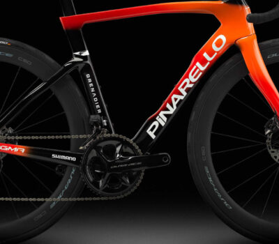 El matrimonio Pinarello Ineos en el aire