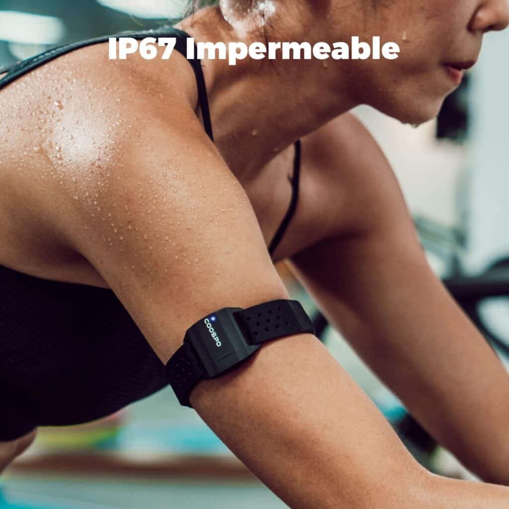 Reloj deportivo con Bluetooth en brazo de mujer en ejercicio.