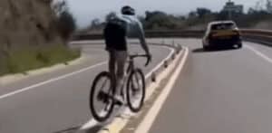 El ciclista Kiko Galván expedientado por su equipo