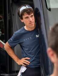 Atleta masculino en entrenamiento de ciclismo, en pausa, en un entorno al aire libre.