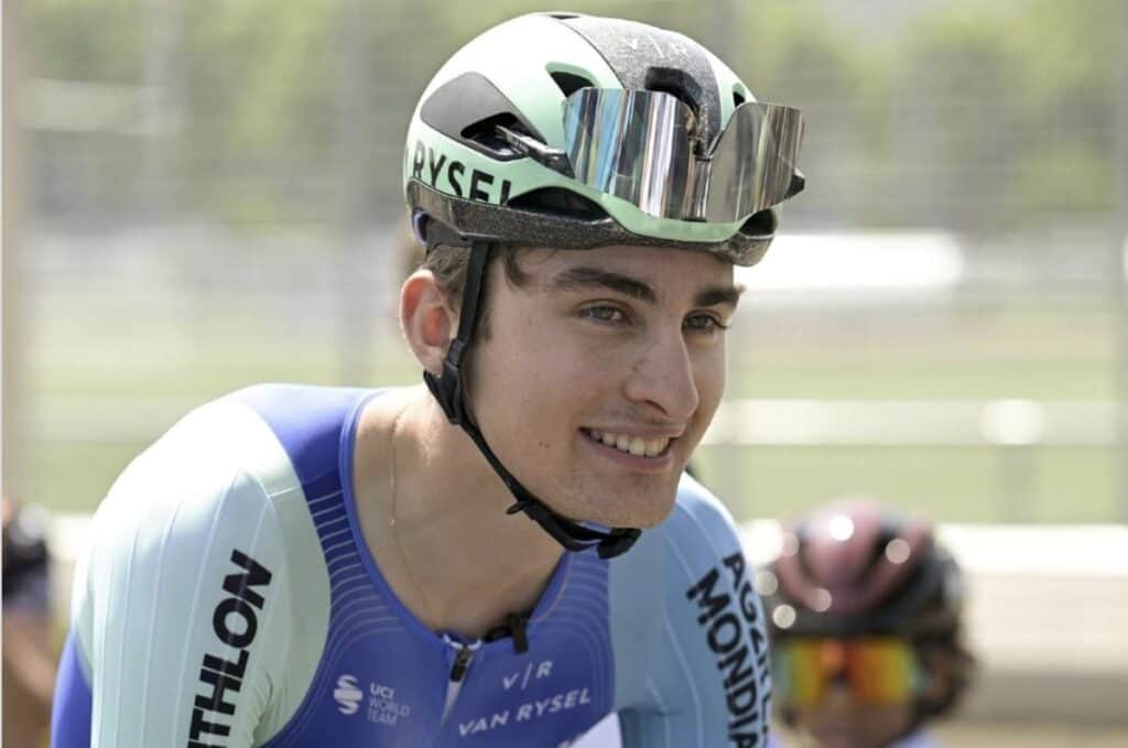 # ¿Quién es el ciclista Paul Seixas? 🚴‍♂️🇫🇷 El nombre de **Paul Seixas** empieza a resonar con fuerza en el pelotón internacional. A sus apenas 19 años, este joven francés se ha convertido en una de las mayores promesas del ciclismo mundial. Nacido en Lyon el **24 de septiembre de 2006**, Seixas ha pasado en cuestión de meses de ser campeón júnior a situarse entre los **profesionales del WorldTour** con el equipo **Decathlon–AG2R La Mondiale**. [(Wikipedia)](https://en.wikipedia.org/wiki/Paul_Seixas) --- ## Un talento precoz que nació en Lyon 🍷🚴‍♂️ Paul Seixas creció en la ciudad francesa de **Lyon**, pero fue el amor por el deporte, inspirado por su abuelo, lo que despertó su pasión por el ciclismo. En una entrevista con *Cyclist Magazine*, el propio Seixas recordó cómo viendo el **Tour de Francia de 2013**, en el que Chris Froome ganó su primer título, decidió que quería ser ciclista. En aquella época tenía solo seis años, pero ya había quedado marcado por la magia de las grandes vueltas[(The Athletic / NYTimes)](https://www.nytimes.com/athletic/6432459/2025/06/18/paul-seixas-interview-dauphine-tour-de-france/). Durante su niñez practicó varios deportes, aunque pronto destacó sobre la bicicleta. Ingresó en un club local y comenzó a **entrenar en Anse**, en la región del Beaujolais, un entorno ideal por sus carreteras onduladas y poco tráfico. Su familia no tenía tradición ciclista, pero el apoyo de sus padres fue decisivo una vez descubrieron la seriedad con la que Paul se tomaba el deporte[(Cyclist)](https://www.cyclist.co.uk/in-depth/paul-seixas-interview). --- ## De las categorías juveniles a campeón mundial júnior 🏅🌍 El ascenso de Paul Seixas fue meteórico. En 2023, compitiendo con el **AG2R Citroën U19 Team**, ya comenzó a brillar con fuerza al lograr podios en carreras internacionales como la **Eroica Juniores** y el **Ain Bugey Valromey Tour**. Pero fue en **2024** cuando el talento del lyonés estalló por completo. Ese año ganó la **Liège–Bastogne–Liège júnior**, la **Clásica de los Alpes**, el **Tour del Pays de Vaud** y se coronó como **campeón del mundo júnior de contrarreloj** en Zúrich, convirtiéndose en el **primer francés** que lo conseguía[(Decathlon–AG2R La Mondiale)](https://decathlonag2rlamondialeteam.com/en/equipe-world-tour/paul-seixas/). Su triunfo en Zúrich fue histórico. Los expertos lo describieron como un corredor metódico, de pedalada potente y estilo pulcro sobre la cabra, capaz de controlar la carrera con la madurez de un veterano. --- ## De promesa a profesional: el salto al WorldTour 🌍💪 A finales de 2024 firmó su primer contrato profesional con el **Decathlon–AG2R La Mondiale**, integrándose directamente en la plantilla del WorldTour, sin pasar por la categoría sub-23. Esto lo convirtió, en 2025, en el **ciclista más joven del WorldTour**[(Cyclingnews)](https://www.cyclingnews.com/news/its-another-world-18-year-old-super-talent-paul-seixas-makes-his-mark-as-the-worldtours-youngest-rider/). Su debut se produjo en el **Grand Prix Cycliste La Marseillaise**, donde sorprendió al terminar quinto. Poco después impresionó en el **UAE Tour 2025**, mostrando talento tanto en la contrarreloj de Al Hudayriyat Island como en las etapas de montaña. El veterano Felix Gall, líder del equipo, declaró en esa ocasión: 🗣️ *“Está muy por encima del nivel que debería tener a su edad. Tiene calma, técnica y una mentalidad impresionante”*[(Cyclingnews)](https://www.cyclingnews.com/news/its-another-world-18-year-old-super-talent-paul-seixas-makes-his-mark-as-the-worldtours-youngest-rider/). --- ## El punto de inflexión: Dauphiné 2025 y la confirmación de un fenómeno ⛰️🔥 El **Critérium du Dauphiné 2025** fue la gran consagración de Paul Seixas. Allí, enfrentándose a estrellas como **Tadej Pogačar**, **Remco Evenepoel** y **Jonas Vingegaard**, logró terminar **octavo en la clasificación general**, convirtiéndose en el **más joven de la historia en entrar al top 10** de una prueba WorldTour. Durante la contrarreloj de Saint-Péray fue tercero parcial y confesó: 🗣️ *“Pensé que el potenciómetro estaba roto, mis piernas respondían mejor que nunca. Fue increíble”*[(Cycling Pro Net, YouTube)](https://www.youtube.com/watch?v=b4XhaqoikgA). Su regularidad en la montaña y fortaleza mental llamaron la atención no solo de los franceses, sino también de equipos internacionales. Sin embargo, Seixas, fiel a su formación, reafirmó su compromiso con Decathlon–AG2R: > “Ellos me enseñaron desde júnior, me han guiado como persona y ciclista. No necesito buscar en otro sitio lo que ya tengo aquí”[(The Athletic / NYTimes)](https://www.nytimes.com/athletic/6432459/2025/06/18/paul-seixas-interview-dauphine-tour-de-france/). --- ## La consagración: Campeón del Tour de l’Avenir 2025 🏆🇫🇷 El **29 de agosto de 2025**, Paul Seixas hizo historia al ganar el **Tour de l’Avenir**, considerado el “Tour de Francia de los jóvenes”. Lo logró con autoridad, dominando la cronoescalada final hacia **La Rosière**, 28 segundos por delante del noruego **Jørgen Nordhagen** y 33 del belga **Jarno Widar**[(Tour de l’Avenir)](https://tourdelavenir.com/en/seixas-all-grown-up/). Su victoria fue simbólica: la camiseta amarilla se la entregó **Bernard Hinault**, último francés en ganar el Tour de Francia. La prensa lo bautizó como *“la esperanza que Francia llevaba 40 años esperando”*. El triunfo no fue sencillo: Seixas llegó con problemas de salud y con menos preparación en altura, pero su rendimiento en la contrarreloj final fue sobresaliente. Mostró el mismo temple que sus ídolos, coronando un año inolvidable. --- ## Un podio legendario: 3.º en el Europeo junto a Pogacar y Evenepoel 🥉💫 En octubre de 2025, Seixas subió al podio en el **Campeonato Europeo de Ruta**, acompañado nada menos que de **Tadej Pogačar** (oro) y **Remco Evenepoel** (plata). Con solo 19 años, el joven francés resistió los ataques de auténticos monstruos del ciclismo y se adueñó del bronce tras una batalla épica en Saint-Romain-de-Lerps[(CyclingUpToDate)](https://cyclinguptodate.com/cycling/on-the-podium-with-tadej-pogacar-and-remco-evenepoel-its-the-stuff-of-childhood-dreams-paul-seixas-19-proves-the-future-is-now-with-3rd-at-european-championship). Sus palabras tras la meta conmovieron al público: > “Estar en el podio con Pogacar y Evenepoel… es como un sueño de infancia hecho realidad. Hoy sentí que el futuro es ahora.” --- ## Palmarés destacado de Paul Seixas 🏅📊 **Principales resultados** [(Decathlon–AG2R La Mondiale)](https://decathlonag2rlamondialeteam.com/en/equipe-world-tour/paul-seixas/): - 🥇 **Campeón del Tour de l’Avenir 2025** (2 etapas + general). - 🥈 2.º en **Paris–Camembert 2025**. - 🥉 3.º en el **Campeonato Europeo de Ruta Élite 2025**. - 🥉 3.º en el **Campeonato Nacional Francés de Contrarreloj 2025**. - 8.º en la **General del Critérium du Dauphiné 2025**. - 13.º en el **Campeonato Mundial de Ruta Élite (Kigali 2025)**. - Campeón del Mundo Júnior de Contrarreloj (2024, Zúrich). - Ganador del **Tour de Pays de Vaud**, **Liège–Bastogne–Liège júnior** y **Giro della Lunigiana** (2024). Su estilo se define por la **regularidad, su fortaleza en contrarreloj y su habilidad en la montaña**, una combinación poco habitual en ciclistas de su edad. --- ## Personalidad, estudios y futuro 🎓🌄 Más allá del ciclismo, Paul Seixas compagina sus entrenamientos con una **formación en negocios internacionales** en la escuela **EMLyon**, dentro de un programa especial para deportistas de élite[(Cyclist)](https://www.cyclist.co.uk/in-depth/paul-seixas-interview). Su lema personal es: > “Never give up” — *Nunca te rindas.* Aficionado a los postres franceses y las montañas del Nepal, confiesa que su plato favorito es la **tarte tatin** y su sueño, algún día, escalar el **Monte Everest**[(Decathlon–AG2R La Mondiale)](https://decathlonag2rlamondialeteam.com/en/equipe-world-tour/paul-seixas/). Muchos lo comparan con nombres como Pogačar o Gaudu, pero él prefiere que lo vean como un corredor “todo terreno” que aún está aprendiendo. --- ## La nueva esperanza del ciclismo francés 🇫🇷✨ Francia lleva décadas buscando al heredero de Hinault; tras los destellos de Pinot, Gaudu o Bardet, **Paul Seixas** emerge como el proyecto más sólido. Su madurez, humildad y potencia en todos los terrenos hacen pensar que podría ser, dentro de pocos años, **el primer francés en ganar el Tour de Francia desde 1985**[(CyclingPro.net)](https://cyclingpro.net/spaziociclismo/sintesi-gare/tour-de-lavenir-2025-paul-seixas-conquista-la-crono-finale-e-vince-la-corsa-lorenzo-finn-4-e-fuori-dal-podio-per-soli-3/). El periodista Jacob Whitehead lo definió así: > “Seixas no corre como un adolescente, sino como un veterano que conoce su oficio. Es disciplinado, inteligente y tremendamente competitivo”[(The Athletic / NYTimes)](https://www.nytimes.com/athletic/6432459/2025/06/18/paul-seixas-interview-dauphine-tour-de-france/). Sus próximos pasos apuntan hacia las **Grand Tours** y especialmente el **Tour de Francia 2026**, donde podría debutar acompañado por el también joven Olav Kooij en la nueva formación **Decathlon–CMA CGM**[(TopCycling)](https://www.topcycling.pt/olav-kooij-e-paul-seixas-lideram-a-nova-decathlon/). --- ## Legado y visión: un futuro brillante 🔮🚵‍♂️ Paul Seixas simboliza una **nueva generación de ciclistas franceses** más internacionales, científicos en su preparación y emocionalmente equilibrados. Es parte de una hornada nacida tras 2005 que incluye a corredores de una madurez deportiva prematura. Su mezcla de *potencia, serenidad y ambición* alerta a todos los grandes equipos, pero Seixas parece tenerlo claro: crecer cerca de su entorno actual, mejorar paso a paso y, sobre todo, **disfrutar del viaje**. > “Correr al lado de los mejores del mundo te hace mejor ciclista, pero también mejor persona. Quiero aprender de ellos y, algún día, batirlos.” — *Paul Seixas, 2025.* --- ## 🧭 Conclusión: ¿Quién es el ciclista Paul Seixas? **Paul Seixas** es mucho más que la promesa del ciclismo francés: es el símbolo de una generación que combina tecnología, pasión y humildad. Con apenas 19 años, ya ha demostrado ser uno de los talentos más completos del pelotón mundial. Su victoria en el **Tour de l’Avenir**, su podio europeo y su rendimiento en el Dauphiné lo convierten en **el futuro del ciclismo galo**. [(ProCyclingStats)](https://www.procyclingstats.com/rider/paul-seixas) Cada pedalada suya parece dar forma a una nueva era. Francia sueña de nuevo con ver su bandera ondear en los Campos Elíseos… y el nombre detrás de ese sueño podría ser **Paul Seixas**. 🇫🇷✨ --- ## ❓ Preguntas frecuentes (FAQ) ### 🏁 ¿Dónde nació Paul Seixas? Nació en **Lyon (Francia)**, el 24 de septiembre de 2006. ### 🚴‍♂️ ¿Qué equipo representa actualmente? Compite para el **Decathlon–AG2R La Mondiale** en el WorldTour [(Wikipedia)](https://en.wikipedia.org/wiki/Paul_Seixas). ### 🥇 ¿Cuáles son sus mayores logros? Ganó el **Campeonato del Mundo Júnior de Contrarreloj 2024** y el **Tour de l’Avenir 2025**, además de ser tercero en el **Europeo de Ruta Élite 2025**. ### 🎓 ¿Combina ciclismo y estudios? Sí, estudia **Administración Internacional en EMLyon Business School**, en un programa adaptado para deportistas. ### 🇫🇷 ¿Es el heredero de Hinault? Muchos expertos lo consideran el **mayor candidato francés** a romper la sequía de títulos en el Tour de Francia desde 1985. ---