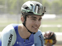 # ¿Quién es el ciclista Paul Seixas? 🚴‍♂️🇫🇷 El nombre de **Paul Seixas** empieza a resonar con fuerza en el pelotón internacional. A sus apenas 19 años, este joven francés se ha convertido en una de las mayores promesas del ciclismo mundial. Nacido en Lyon el **24 de septiembre de 2006**, Seixas ha pasado en cuestión de meses de ser campeón júnior a situarse entre los **profesionales del WorldTour** con el equipo **Decathlon–AG2R La Mondiale**. [(Wikipedia)](https://en.wikipedia.org/wiki/Paul_Seixas) --- ## Un talento precoz que nació en Lyon 🍷🚴‍♂️ Paul Seixas creció en la ciudad francesa de **Lyon**, pero fue el amor por el deporte, inspirado por su abuelo, lo que despertó su pasión por el ciclismo. En una entrevista con *Cyclist Magazine*, el propio Seixas recordó cómo viendo el **Tour de Francia de 2013**, en el que Chris Froome ganó su primer título, decidió que quería ser ciclista. En aquella época tenía solo seis años, pero ya había quedado marcado por la magia de las grandes vueltas[(The Athletic / NYTimes)](https://www.nytimes.com/athletic/6432459/2025/06/18/paul-seixas-interview-dauphine-tour-de-france/). Durante su niñez practicó varios deportes, aunque pronto destacó sobre la bicicleta. Ingresó en un club local y comenzó a **entrenar en Anse**, en la región del Beaujolais, un entorno ideal por sus carreteras onduladas y poco tráfico. Su familia no tenía tradición ciclista, pero el apoyo de sus padres fue decisivo una vez descubrieron la seriedad con la que Paul se tomaba el deporte[(Cyclist)](https://www.cyclist.co.uk/in-depth/paul-seixas-interview). --- ## De las categorías juveniles a campeón mundial júnior 🏅🌍 El ascenso de Paul Seixas fue meteórico. En 2023, compitiendo con el **AG2R Citroën U19 Team**, ya comenzó a brillar con fuerza al lograr podios en carreras internacionales como la **Eroica Juniores** y el **Ain Bugey Valromey Tour**. Pero fue en **2024** cuando el talento del lyonés estalló por completo. Ese año ganó la **Liège–Bastogne–Liège júnior**, la **Clásica de los Alpes**, el **Tour del Pays de Vaud** y se coronó como **campeón del mundo júnior de contrarreloj** en Zúrich, convirtiéndose en el **primer francés** que lo conseguía[(Decathlon–AG2R La Mondiale)](https://decathlonag2rlamondialeteam.com/en/equipe-world-tour/paul-seixas/). Su triunfo en Zúrich fue histórico. Los expertos lo describieron como un corredor metódico, de pedalada potente y estilo pulcro sobre la cabra, capaz de controlar la carrera con la madurez de un veterano. --- ## De promesa a profesional: el salto al WorldTour 🌍💪 A finales de 2024 firmó su primer contrato profesional con el **Decathlon–AG2R La Mondiale**, integrándose directamente en la plantilla del WorldTour, sin pasar por la categoría sub-23. Esto lo convirtió, en 2025, en el **ciclista más joven del WorldTour**[(Cyclingnews)](https://www.cyclingnews.com/news/its-another-world-18-year-old-super-talent-paul-seixas-makes-his-mark-as-the-worldtours-youngest-rider/). Su debut se produjo en el **Grand Prix Cycliste La Marseillaise**, donde sorprendió al terminar quinto. Poco después impresionó en el **UAE Tour 2025**, mostrando talento tanto en la contrarreloj de Al Hudayriyat Island como en las etapas de montaña. El veterano Felix Gall, líder del equipo, declaró en esa ocasión: 🗣️ *“Está muy por encima del nivel que debería tener a su edad. Tiene calma, técnica y una mentalidad impresionante”*[(Cyclingnews)](https://www.cyclingnews.com/news/its-another-world-18-year-old-super-talent-paul-seixas-makes-his-mark-as-the-worldtours-youngest-rider/). --- ## El punto de inflexión: Dauphiné 2025 y la confirmación de un fenómeno ⛰️🔥 El **Critérium du Dauphiné 2025** fue la gran consagración de Paul Seixas. Allí, enfrentándose a estrellas como **Tadej Pogačar**, **Remco Evenepoel** y **Jonas Vingegaard**, logró terminar **octavo en la clasificación general**, convirtiéndose en el **más joven de la historia en entrar al top 10** de una prueba WorldTour. Durante la contrarreloj de Saint-Péray fue tercero parcial y confesó: 🗣️ *“Pensé que el potenciómetro estaba roto, mis piernas respondían mejor que nunca. Fue increíble”*[(Cycling Pro Net, YouTube)](https://www.youtube.com/watch?v=b4XhaqoikgA). Su regularidad en la montaña y fortaleza mental llamaron la atención no solo de los franceses, sino también de equipos internacionales. Sin embargo, Seixas, fiel a su formación, reafirmó su compromiso con Decathlon–AG2R: > “Ellos me enseñaron desde júnior, me han guiado como persona y ciclista. No necesito buscar en otro sitio lo que ya tengo aquí”[(The Athletic / NYTimes)](https://www.nytimes.com/athletic/6432459/2025/06/18/paul-seixas-interview-dauphine-tour-de-france/). --- ## La consagración: Campeón del Tour de l’Avenir 2025 🏆🇫🇷 El **29 de agosto de 2025**, Paul Seixas hizo historia al ganar el **Tour de l’Avenir**, considerado el “Tour de Francia de los jóvenes”. Lo logró con autoridad, dominando la cronoescalada final hacia **La Rosière**, 28 segundos por delante del noruego **Jørgen Nordhagen** y 33 del belga **Jarno Widar**[(Tour de l’Avenir)](https://tourdelavenir.com/en/seixas-all-grown-up/). Su victoria fue simbólica: la camiseta amarilla se la entregó **Bernard Hinault**, último francés en ganar el Tour de Francia. La prensa lo bautizó como *“la esperanza que Francia llevaba 40 años esperando”*. El triunfo no fue sencillo: Seixas llegó con problemas de salud y con menos preparación en altura, pero su rendimiento en la contrarreloj final fue sobresaliente. Mostró el mismo temple que sus ídolos, coronando un año inolvidable. --- ## Un podio legendario: 3.º en el Europeo junto a Pogacar y Evenepoel 🥉💫 En octubre de 2025, Seixas subió al podio en el **Campeonato Europeo de Ruta**, acompañado nada menos que de **Tadej Pogačar** (oro) y **Remco Evenepoel** (plata). Con solo 19 años, el joven francés resistió los ataques de auténticos monstruos del ciclismo y se adueñó del bronce tras una batalla épica en Saint-Romain-de-Lerps[(CyclingUpToDate)](https://cyclinguptodate.com/cycling/on-the-podium-with-tadej-pogacar-and-remco-evenepoel-its-the-stuff-of-childhood-dreams-paul-seixas-19-proves-the-future-is-now-with-3rd-at-european-championship). Sus palabras tras la meta conmovieron al público: > “Estar en el podio con Pogacar y Evenepoel… es como un sueño de infancia hecho realidad. Hoy sentí que el futuro es ahora.” --- ## Palmarés destacado de Paul Seixas 🏅📊 **Principales resultados** [(Decathlon–AG2R La Mondiale)](https://decathlonag2rlamondialeteam.com/en/equipe-world-tour/paul-seixas/): - 🥇 **Campeón del Tour de l’Avenir 2025** (2 etapas + general). - 🥈 2.º en **Paris–Camembert 2025**. - 🥉 3.º en el **Campeonato Europeo de Ruta Élite 2025**. - 🥉 3.º en el **Campeonato Nacional Francés de Contrarreloj 2025**. - 8.º en la **General del Critérium du Dauphiné 2025**. - 13.º en el **Campeonato Mundial de Ruta Élite (Kigali 2025)**. - Campeón del Mundo Júnior de Contrarreloj (2024, Zúrich). - Ganador del **Tour de Pays de Vaud**, **Liège–Bastogne–Liège júnior** y **Giro della Lunigiana** (2024). Su estilo se define por la **regularidad, su fortaleza en contrarreloj y su habilidad en la montaña**, una combinación poco habitual en ciclistas de su edad. --- ## Personalidad, estudios y futuro 🎓🌄 Más allá del ciclismo, Paul Seixas compagina sus entrenamientos con una **formación en negocios internacionales** en la escuela **EMLyon**, dentro de un programa especial para deportistas de élite[(Cyclist)](https://www.cyclist.co.uk/in-depth/paul-seixas-interview). Su lema personal es: > “Never give up” — *Nunca te rindas.* Aficionado a los postres franceses y las montañas del Nepal, confiesa que su plato favorito es la **tarte tatin** y su sueño, algún día, escalar el **Monte Everest**[(Decathlon–AG2R La Mondiale)](https://decathlonag2rlamondialeteam.com/en/equipe-world-tour/paul-seixas/). Muchos lo comparan con nombres como Pogačar o Gaudu, pero él prefiere que lo vean como un corredor “todo terreno” que aún está aprendiendo. --- ## La nueva esperanza del ciclismo francés 🇫🇷✨ Francia lleva décadas buscando al heredero de Hinault; tras los destellos de Pinot, Gaudu o Bardet, **Paul Seixas** emerge como el proyecto más sólido. Su madurez, humildad y potencia en todos los terrenos hacen pensar que podría ser, dentro de pocos años, **el primer francés en ganar el Tour de Francia desde 1985**[(CyclingPro.net)](https://cyclingpro.net/spaziociclismo/sintesi-gare/tour-de-lavenir-2025-paul-seixas-conquista-la-crono-finale-e-vince-la-corsa-lorenzo-finn-4-e-fuori-dal-podio-per-soli-3/). El periodista Jacob Whitehead lo definió así: > “Seixas no corre como un adolescente, sino como un veterano que conoce su oficio. Es disciplinado, inteligente y tremendamente competitivo”[(The Athletic / NYTimes)](https://www.nytimes.com/athletic/6432459/2025/06/18/paul-seixas-interview-dauphine-tour-de-france/). Sus próximos pasos apuntan hacia las **Grand Tours** y especialmente el **Tour de Francia 2026**, donde podría debutar acompañado por el también joven Olav Kooij en la nueva formación **Decathlon–CMA CGM**[(TopCycling)](https://www.topcycling.pt/olav-kooij-e-paul-seixas-lideram-a-nova-decathlon/). --- ## Legado y visión: un futuro brillante 🔮🚵‍♂️ Paul Seixas simboliza una **nueva generación de ciclistas franceses** más internacionales, científicos en su preparación y emocionalmente equilibrados. Es parte de una hornada nacida tras 2005 que incluye a corredores de una madurez deportiva prematura. Su mezcla de *potencia, serenidad y ambición* alerta a todos los grandes equipos, pero Seixas parece tenerlo claro: crecer cerca de su entorno actual, mejorar paso a paso y, sobre todo, **disfrutar del viaje**. > “Correr al lado de los mejores del mundo te hace mejor ciclista, pero también mejor persona. Quiero aprender de ellos y, algún día, batirlos.” — *Paul Seixas, 2025.* --- ## 🧭 Conclusión: ¿Quién es el ciclista Paul Seixas? **Paul Seixas** es mucho más que la promesa del ciclismo francés: es el símbolo de una generación que combina tecnología, pasión y humildad. Con apenas 19 años, ya ha demostrado ser uno de los talentos más completos del pelotón mundial. Su victoria en el **Tour de l’Avenir**, su podio europeo y su rendimiento en el Dauphiné lo convierten en **el futuro del ciclismo galo**. [(ProCyclingStats)](https://www.procyclingstats.com/rider/paul-seixas) Cada pedalada suya parece dar forma a una nueva era. Francia sueña de nuevo con ver su bandera ondear en los Campos Elíseos… y el nombre detrás de ese sueño podría ser **Paul Seixas**. 🇫🇷✨ --- ## ❓ Preguntas frecuentes (FAQ) ### 🏁 ¿Dónde nació Paul Seixas? Nació en **Lyon (Francia)**, el 24 de septiembre de 2006. ### 🚴‍♂️ ¿Qué equipo representa actualmente? Compite para el **Decathlon–AG2R La Mondiale** en el WorldTour [(Wikipedia)](https://en.wikipedia.org/wiki/Paul_Seixas). ### 🥇 ¿Cuáles son sus mayores logros? Ganó el **Campeonato del Mundo Júnior de Contrarreloj 2024** y el **Tour de l’Avenir 2025**, además de ser tercero en el **Europeo de Ruta Élite 2025**. ### 🎓 ¿Combina ciclismo y estudios? Sí, estudia **Administración Internacional en EMLyon Business School**, en un programa adaptado para deportistas. ### 🇫🇷 ¿Es el heredero de Hinault? Muchos expertos lo consideran el **mayor candidato francés** a romper la sequía de títulos en el Tour de Francia desde 1985. ---