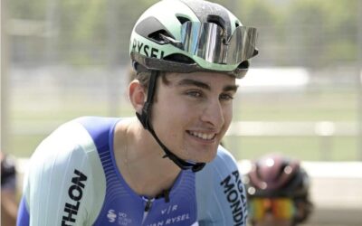 # ¿Quién es el ciclista Paul Seixas? 🚴‍♂️🇫🇷 El nombre de **Paul Seixas** empieza a resonar con fuerza en el pelotón internacional. A sus apenas 19 años, este joven francés se ha convertido en una de las mayores promesas del ciclismo mundial. Nacido en Lyon el **24 de septiembre de 2006**, Seixas ha pasado en cuestión de meses de ser campeón júnior a situarse entre los **profesionales del WorldTour** con el equipo **Decathlon–AG2R La Mondiale**. [(Wikipedia)](https://en.wikipedia.org/wiki/Paul_Seixas) --- ## Un talento precoz que nació en Lyon 🍷🚴‍♂️ Paul Seixas creció en la ciudad francesa de **Lyon**, pero fue el amor por el deporte, inspirado por su abuelo, lo que despertó su pasión por el ciclismo. En una entrevista con *Cyclist Magazine*, el propio Seixas recordó cómo viendo el **Tour de Francia de 2013**, en el que Chris Froome ganó su primer título, decidió que quería ser ciclista. En aquella época tenía solo seis años, pero ya había quedado marcado por la magia de las grandes vueltas[(The Athletic / NYTimes)](https://www.nytimes.com/athletic/6432459/2025/06/18/paul-seixas-interview-dauphine-tour-de-france/). Durante su niñez practicó varios deportes, aunque pronto destacó sobre la bicicleta. Ingresó en un club local y comenzó a **entrenar en Anse**, en la región del Beaujolais, un entorno ideal por sus carreteras onduladas y poco tráfico. Su familia no tenía tradición ciclista, pero el apoyo de sus padres fue decisivo una vez descubrieron la seriedad con la que Paul se tomaba el deporte[(Cyclist)](https://www.cyclist.co.uk/in-depth/paul-seixas-interview). --- ## De las categorías juveniles a campeón mundial júnior 🏅🌍 El ascenso de Paul Seixas fue meteórico. En 2023, compitiendo con el **AG2R Citroën U19 Team**, ya comenzó a brillar con fuerza al lograr podios en carreras internacionales como la **Eroica Juniores** y el **Ain Bugey Valromey Tour**. Pero fue en **2024** cuando el talento del lyonés estalló por completo. Ese año ganó la **Liège–Bastogne–Liège júnior**, la **Clásica de los Alpes**, el **Tour del Pays de Vaud** y se coronó como **campeón del mundo júnior de contrarreloj** en Zúrich, convirtiéndose en el **primer francés** que lo conseguía[(Decathlon–AG2R La Mondiale)](https://decathlonag2rlamondialeteam.com/en/equipe-world-tour/paul-seixas/). Su triunfo en Zúrich fue histórico. Los expertos lo describieron como un corredor metódico, de pedalada potente y estilo pulcro sobre la cabra, capaz de controlar la carrera con la madurez de un veterano. --- ## De promesa a profesional: el salto al WorldTour 🌍💪 A finales de 2024 firmó su primer contrato profesional con el **Decathlon–AG2R La Mondiale**, integrándose directamente en la plantilla del WorldTour, sin pasar por la categoría sub-23. Esto lo convirtió, en 2025, en el **ciclista más joven del WorldTour**[(Cyclingnews)](https://www.cyclingnews.com/news/its-another-world-18-year-old-super-talent-paul-seixas-makes-his-mark-as-the-worldtours-youngest-rider/). Su debut se produjo en el **Grand Prix Cycliste La Marseillaise**, donde sorprendió al terminar quinto. Poco después impresionó en el **UAE Tour 2025**, mostrando talento tanto en la contrarreloj de Al Hudayriyat Island como en las etapas de montaña. El veterano Felix Gall, líder del equipo, declaró en esa ocasión: 🗣️ *“Está muy por encima del nivel que debería tener a su edad. Tiene calma, técnica y una mentalidad impresionante”*[(Cyclingnews)](https://www.cyclingnews.com/news/its-another-world-18-year-old-super-talent-paul-seixas-makes-his-mark-as-the-worldtours-youngest-rider/). --- ## El punto de inflexión: Dauphiné 2025 y la confirmación de un fenómeno ⛰️🔥 El **Critérium du Dauphiné 2025** fue la gran consagración de Paul Seixas. Allí, enfrentándose a estrellas como **Tadej Pogačar**, **Remco Evenepoel** y **Jonas Vingegaard**, logró terminar **octavo en la clasificación general**, convirtiéndose en el **más joven de la historia en entrar al top 10** de una prueba WorldTour. Durante la contrarreloj de Saint-Péray fue tercero parcial y confesó: 🗣️ *“Pensé que el potenciómetro estaba roto, mis piernas respondían mejor que nunca. Fue increíble”*[(Cycling Pro Net, YouTube)](https://www.youtube.com/watch?v=b4XhaqoikgA). Su regularidad en la montaña y fortaleza mental llamaron la atención no solo de los franceses, sino también de equipos internacionales. Sin embargo, Seixas, fiel a su formación, reafirmó su compromiso con Decathlon–AG2R: > “Ellos me enseñaron desde júnior, me han guiado como persona y ciclista. No necesito buscar en otro sitio lo que ya tengo aquí”[(The Athletic / NYTimes)](https://www.nytimes.com/athletic/6432459/2025/06/18/paul-seixas-interview-dauphine-tour-de-france/). --- ## La consagración: Campeón del Tour de l’Avenir 2025 🏆🇫🇷 El **29 de agosto de 2025**, Paul Seixas hizo historia al ganar el **Tour de l’Avenir**, considerado el “Tour de Francia de los jóvenes”. Lo logró con autoridad, dominando la cronoescalada final hacia **La Rosière**, 28 segundos por delante del noruego **Jørgen Nordhagen** y 33 del belga **Jarno Widar**[(Tour de l’Avenir)](https://tourdelavenir.com/en/seixas-all-grown-up/). Su victoria fue simbólica: la camiseta amarilla se la entregó **Bernard Hinault**, último francés en ganar el Tour de Francia. La prensa lo bautizó como *“la esperanza que Francia llevaba 40 años esperando”*. El triunfo no fue sencillo: Seixas llegó con problemas de salud y con menos preparación en altura, pero su rendimiento en la contrarreloj final fue sobresaliente. Mostró el mismo temple que sus ídolos, coronando un año inolvidable. --- ## Un podio legendario: 3.º en el Europeo junto a Pogacar y Evenepoel 🥉💫 En octubre de 2025, Seixas subió al podio en el **Campeonato Europeo de Ruta**, acompañado nada menos que de **Tadej Pogačar** (oro) y **Remco Evenepoel** (plata). Con solo 19 años, el joven francés resistió los ataques de auténticos monstruos del ciclismo y se adueñó del bronce tras una batalla épica en Saint-Romain-de-Lerps[(CyclingUpToDate)](https://cyclinguptodate.com/cycling/on-the-podium-with-tadej-pogacar-and-remco-evenepoel-its-the-stuff-of-childhood-dreams-paul-seixas-19-proves-the-future-is-now-with-3rd-at-european-championship). Sus palabras tras la meta conmovieron al público: > “Estar en el podio con Pogacar y Evenepoel… es como un sueño de infancia hecho realidad. Hoy sentí que el futuro es ahora.” --- ## Palmarés destacado de Paul Seixas 🏅📊 **Principales resultados** [(Decathlon–AG2R La Mondiale)](https://decathlonag2rlamondialeteam.com/en/equipe-world-tour/paul-seixas/): - 🥇 **Campeón del Tour de l’Avenir 2025** (2 etapas + general). - 🥈 2.º en **Paris–Camembert 2025**. - 🥉 3.º en el **Campeonato Europeo de Ruta Élite 2025**. - 🥉 3.º en el **Campeonato Nacional Francés de Contrarreloj 2025**. - 8.º en la **General del Critérium du Dauphiné 2025**. - 13.º en el **Campeonato Mundial de Ruta Élite (Kigali 2025)**. - Campeón del Mundo Júnior de Contrarreloj (2024, Zúrich). - Ganador del **Tour de Pays de Vaud**, **Liège–Bastogne–Liège júnior** y **Giro della Lunigiana** (2024). Su estilo se define por la **regularidad, su fortaleza en contrarreloj y su habilidad en la montaña**, una combinación poco habitual en ciclistas de su edad. --- ## Personalidad, estudios y futuro 🎓🌄 Más allá del ciclismo, Paul Seixas compagina sus entrenamientos con una **formación en negocios internacionales** en la escuela **EMLyon**, dentro de un programa especial para deportistas de élite[(Cyclist)](https://www.cyclist.co.uk/in-depth/paul-seixas-interview). Su lema personal es: > “Never give up” — *Nunca te rindas.* Aficionado a los postres franceses y las montañas del Nepal, confiesa que su plato favorito es la **tarte tatin** y su sueño, algún día, escalar el **Monte Everest**[(Decathlon–AG2R La Mondiale)](https://decathlonag2rlamondialeteam.com/en/equipe-world-tour/paul-seixas/). Muchos lo comparan con nombres como Pogačar o Gaudu, pero él prefiere que lo vean como un corredor “todo terreno” que aún está aprendiendo. --- ## La nueva esperanza del ciclismo francés 🇫🇷✨ Francia lleva décadas buscando al heredero de Hinault; tras los destellos de Pinot, Gaudu o Bardet, **Paul Seixas** emerge como el proyecto más sólido. Su madurez, humildad y potencia en todos los terrenos hacen pensar que podría ser, dentro de pocos años, **el primer francés en ganar el Tour de Francia desde 1985**[(CyclingPro.net)](https://cyclingpro.net/spaziociclismo/sintesi-gare/tour-de-lavenir-2025-paul-seixas-conquista-la-crono-finale-e-vince-la-corsa-lorenzo-finn-4-e-fuori-dal-podio-per-soli-3/). El periodista Jacob Whitehead lo definió así: > “Seixas no corre como un adolescente, sino como un veterano que conoce su oficio. Es disciplinado, inteligente y tremendamente competitivo”[(The Athletic / NYTimes)](https://www.nytimes.com/athletic/6432459/2025/06/18/paul-seixas-interview-dauphine-tour-de-france/). Sus próximos pasos apuntan hacia las **Grand Tours** y especialmente el **Tour de Francia 2026**, donde podría debutar acompañado por el también joven Olav Kooij en la nueva formación **Decathlon–CMA CGM**[(TopCycling)](https://www.topcycling.pt/olav-kooij-e-paul-seixas-lideram-a-nova-decathlon/). --- ## Legado y visión: un futuro brillante 🔮🚵‍♂️ Paul Seixas simboliza una **nueva generación de ciclistas franceses** más internacionales, científicos en su preparación y emocionalmente equilibrados. Es parte de una hornada nacida tras 2005 que incluye a corredores de una madurez deportiva prematura. Su mezcla de *potencia, serenidad y ambición* alerta a todos los grandes equipos, pero Seixas parece tenerlo claro: crecer cerca de su entorno actual, mejorar paso a paso y, sobre todo, **disfrutar del viaje**. > “Correr al lado de los mejores del mundo te hace mejor ciclista, pero también mejor persona. Quiero aprender de ellos y, algún día, batirlos.” — *Paul Seixas, 2025.* --- ## 🧭 Conclusión: ¿Quién es el ciclista Paul Seixas? **Paul Seixas** es mucho más que la promesa del ciclismo francés: es el símbolo de una generación que combina tecnología, pasión y humildad. Con apenas 19 años, ya ha demostrado ser uno de los talentos más completos del pelotón mundial. Su victoria en el **Tour de l’Avenir**, su podio europeo y su rendimiento en el Dauphiné lo convierten en **el futuro del ciclismo galo**. [(ProCyclingStats)](https://www.procyclingstats.com/rider/paul-seixas) Cada pedalada suya parece dar forma a una nueva era. Francia sueña de nuevo con ver su bandera ondear en los Campos Elíseos… y el nombre detrás de ese sueño podría ser **Paul Seixas**. 🇫🇷✨ --- ## ❓ Preguntas frecuentes (FAQ) ### 🏁 ¿Dónde nació Paul Seixas? Nació en **Lyon (Francia)**, el 24 de septiembre de 2006. ### 🚴‍♂️ ¿Qué equipo representa actualmente? Compite para el **Decathlon–AG2R La Mondiale** en el WorldTour [(Wikipedia)](https://en.wikipedia.org/wiki/Paul_Seixas). ### 🥇 ¿Cuáles son sus mayores logros? Ganó el **Campeonato del Mundo Júnior de Contrarreloj 2024** y el **Tour de l’Avenir 2025**, además de ser tercero en el **Europeo de Ruta Élite 2025**. ### 🎓 ¿Combina ciclismo y estudios? Sí, estudia **Administración Internacional en EMLyon Business School**, en un programa adaptado para deportistas. ### 🇫🇷 ¿Es el heredero de Hinault? Muchos expertos lo consideran el **mayor candidato francés** a romper la sequía de títulos en el Tour de Francia desde 1985. ---