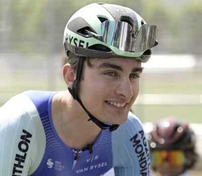 # ¿Quién es el ciclista Paul Seixas? 🚴‍♂️🇫🇷 El nombre de **Paul Seixas** empieza a resonar con fuerza en el pelotón internacional. A sus apenas 19 años, este joven francés se ha convertido en una de las mayores promesas del ciclismo mundial. Nacido en Lyon el **24 de septiembre de 2006**, Seixas ha pasado en cuestión de meses de ser campeón júnior a situarse entre los **profesionales del WorldTour** con el equipo **Decathlon–AG2R La Mondiale**. [(Wikipedia)](https://en.wikipedia.org/wiki/Paul_Seixas) --- ## Un talento precoz que nació en Lyon 🍷🚴‍♂️ Paul Seixas creció en la ciudad francesa de **Lyon**, pero fue el amor por el deporte, inspirado por su abuelo, lo que despertó su pasión por el ciclismo. En una entrevista con *Cyclist Magazine*, el propio Seixas recordó cómo viendo el **Tour de Francia de 2013**, en el que Chris Froome ganó su primer título, decidió que quería ser ciclista. En aquella época tenía solo seis años, pero ya había quedado marcado por la magia de las grandes vueltas[(The Athletic / NYTimes)](https://www.nytimes.com/athletic/6432459/2025/06/18/paul-seixas-interview-dauphine-tour-de-france/). Durante su niñez practicó varios deportes, aunque pronto destacó sobre la bicicleta. Ingresó en un club local y comenzó a **entrenar en Anse**, en la región del Beaujolais, un entorno ideal por sus carreteras onduladas y poco tráfico. Su familia no tenía tradición ciclista, pero el apoyo de sus padres fue decisivo una vez descubrieron la seriedad con la que Paul se tomaba el deporte[(Cyclist)](https://www.cyclist.co.uk/in-depth/paul-seixas-interview). --- ## De las categorías juveniles a campeón mundial júnior 🏅🌍 El ascenso de Paul Seixas fue meteórico. En 2023, compitiendo con el **AG2R Citroën U19 Team**, ya comenzó a brillar con fuerza al lograr podios en carreras internacionales como la **Eroica Juniores** y el **Ain Bugey Valromey Tour**. Pero fue en **2024** cuando el talento del lyonés estalló por completo. Ese año ganó la **Liège–Bastogne–Liège júnior**, la **Clásica de los Alpes**, el **Tour del Pays de Vaud** y se coronó como **campeón del mundo júnior de contrarreloj** en Zúrich, convirtiéndose en el **primer francés** que lo conseguía[(Decathlon–AG2R La Mondiale)](https://decathlonag2rlamondialeteam.com/en/equipe-world-tour/paul-seixas/). Su triunfo en Zúrich fue histórico. Los expertos lo describieron como un corredor metódico, de pedalada potente y estilo pulcro sobre la cabra, capaz de controlar la carrera con la madurez de un veterano. --- ## De promesa a profesional: el salto al WorldTour 🌍💪 A finales de 2024 firmó su primer contrato profesional con el **Decathlon–AG2R La Mondiale**, integrándose directamente en la plantilla del WorldTour, sin pasar por la categoría sub-23. Esto lo convirtió, en 2025, en el **ciclista más joven del WorldTour**[(Cyclingnews)](https://www.cyclingnews.com/news/its-another-world-18-year-old-super-talent-paul-seixas-makes-his-mark-as-the-worldtours-youngest-rider/). Su debut se produjo en el **Grand Prix Cycliste La Marseillaise**, donde sorprendió al terminar quinto. Poco después impresionó en el **UAE Tour 2025**, mostrando talento tanto en la contrarreloj de Al Hudayriyat Island como en las etapas de montaña. El veterano Felix Gall, líder del equipo, declaró en esa ocasión: 🗣️ *“Está muy por encima del nivel que debería tener a su edad. Tiene calma, técnica y una mentalidad impresionante”*[(Cyclingnews)](https://www.cyclingnews.com/news/its-another-world-18-year-old-super-talent-paul-seixas-makes-his-mark-as-the-worldtours-youngest-rider/). --- ## El punto de inflexión: Dauphiné 2025 y la confirmación de un fenómeno ⛰️🔥 El **Critérium du Dauphiné 2025** fue la gran consagración de Paul Seixas. Allí, enfrentándose a estrellas como **Tadej Pogačar**, **Remco Evenepoel** y **Jonas Vingegaard**, logró terminar **octavo en la clasificación general**, convirtiéndose en el **más joven de la historia en entrar al top 10** de una prueba WorldTour. Durante la contrarreloj de Saint-Péray fue tercero parcial y confesó: 🗣️ *“Pensé que el potenciómetro estaba roto, mis piernas respondían mejor que nunca. Fue increíble”*[(Cycling Pro Net, YouTube)](https://www.youtube.com/watch?v=b4XhaqoikgA). Su regularidad en la montaña y fortaleza mental llamaron la atención no solo de los franceses, sino también de equipos internacionales. Sin embargo, Seixas, fiel a su formación, reafirmó su compromiso con Decathlon–AG2R: > “Ellos me enseñaron desde júnior, me han guiado como persona y ciclista. No necesito buscar en otro sitio lo que ya tengo aquí”[(The Athletic / NYTimes)](https://www.nytimes.com/athletic/6432459/2025/06/18/paul-seixas-interview-dauphine-tour-de-france/). --- ## La consagración: Campeón del Tour de l’Avenir 2025 🏆🇫🇷 El **29 de agosto de 2025**, Paul Seixas hizo historia al ganar el **Tour de l’Avenir**, considerado el “Tour de Francia de los jóvenes”. Lo logró con autoridad, dominando la cronoescalada final hacia **La Rosière**, 28 segundos por delante del noruego **Jørgen Nordhagen** y 33 del belga **Jarno Widar**[(Tour de l’Avenir)](https://tourdelavenir.com/en/seixas-all-grown-up/). Su victoria fue simbólica: la camiseta amarilla se la entregó **Bernard Hinault**, último francés en ganar el Tour de Francia. La prensa lo bautizó como *“la esperanza que Francia llevaba 40 años esperando”*. El triunfo no fue sencillo: Seixas llegó con problemas de salud y con menos preparación en altura, pero su rendimiento en la contrarreloj final fue sobresaliente. Mostró el mismo temple que sus ídolos, coronando un año inolvidable. --- ## Un podio legendario: 3.º en el Europeo junto a Pogacar y Evenepoel 🥉💫 En octubre de 2025, Seixas subió al podio en el **Campeonato Europeo de Ruta**, acompañado nada menos que de **Tadej Pogačar** (oro) y **Remco Evenepoel** (plata). Con solo 19 años, el joven francés resistió los ataques de auténticos monstruos del ciclismo y se adueñó del bronce tras una batalla épica en Saint-Romain-de-Lerps[(CyclingUpToDate)](https://cyclinguptodate.com/cycling/on-the-podium-with-tadej-pogacar-and-remco-evenepoel-its-the-stuff-of-childhood-dreams-paul-seixas-19-proves-the-future-is-now-with-3rd-at-european-championship). Sus palabras tras la meta conmovieron al público: > “Estar en el podio con Pogacar y Evenepoel… es como un sueño de infancia hecho realidad. Hoy sentí que el futuro es ahora.” --- ## Palmarés destacado de Paul Seixas 🏅📊 **Principales resultados** [(Decathlon–AG2R La Mondiale)](https://decathlonag2rlamondialeteam.com/en/equipe-world-tour/paul-seixas/): - 🥇 **Campeón del Tour de l’Avenir 2025** (2 etapas + general). - 🥈 2.º en **Paris–Camembert 2025**. - 🥉 3.º en el **Campeonato Europeo de Ruta Élite 2025**. - 🥉 3.º en el **Campeonato Nacional Francés de Contrarreloj 2025**. - 8.º en la **General del Critérium du Dauphiné 2025**. - 13.º en el **Campeonato Mundial de Ruta Élite (Kigali 2025)**. - Campeón del Mundo Júnior de Contrarreloj (2024, Zúrich). - Ganador del **Tour de Pays de Vaud**, **Liège–Bastogne–Liège júnior** y **Giro della Lunigiana** (2024). Su estilo se define por la **regularidad, su fortaleza en contrarreloj y su habilidad en la montaña**, una combinación poco habitual en ciclistas de su edad. --- ## Personalidad, estudios y futuro 🎓🌄 Más allá del ciclismo, Paul Seixas compagina sus entrenamientos con una **formación en negocios internacionales** en la escuela **EMLyon**, dentro de un programa especial para deportistas de élite[(Cyclist)](https://www.cyclist.co.uk/in-depth/paul-seixas-interview). Su lema personal es: > “Never give up” — *Nunca te rindas.* Aficionado a los postres franceses y las montañas del Nepal, confiesa que su plato favorito es la **tarte tatin** y su sueño, algún día, escalar el **Monte Everest**[(Decathlon–AG2R La Mondiale)](https://decathlonag2rlamondialeteam.com/en/equipe-world-tour/paul-seixas/). Muchos lo comparan con nombres como Pogačar o Gaudu, pero él prefiere que lo vean como un corredor “todo terreno” que aún está aprendiendo. --- ## La nueva esperanza del ciclismo francés 🇫🇷✨ Francia lleva décadas buscando al heredero de Hinault; tras los destellos de Pinot, Gaudu o Bardet, **Paul Seixas** emerge como el proyecto más sólido. Su madurez, humildad y potencia en todos los terrenos hacen pensar que podría ser, dentro de pocos años, **el primer francés en ganar el Tour de Francia desde 1985**[(CyclingPro.net)](https://cyclingpro.net/spaziociclismo/sintesi-gare/tour-de-lavenir-2025-paul-seixas-conquista-la-crono-finale-e-vince-la-corsa-lorenzo-finn-4-e-fuori-dal-podio-per-soli-3/). El periodista Jacob Whitehead lo definió así: > “Seixas no corre como un adolescente, sino como un veterano que conoce su oficio. Es disciplinado, inteligente y tremendamente competitivo”[(The Athletic / NYTimes)](https://www.nytimes.com/athletic/6432459/2025/06/18/paul-seixas-interview-dauphine-tour-de-france/). Sus próximos pasos apuntan hacia las **Grand Tours** y especialmente el **Tour de Francia 2026**, donde podría debutar acompañado por el también joven Olav Kooij en la nueva formación **Decathlon–CMA CGM**[(TopCycling)](https://www.topcycling.pt/olav-kooij-e-paul-seixas-lideram-a-nova-decathlon/). --- ## Legado y visión: un futuro brillante 🔮🚵‍♂️ Paul Seixas simboliza una **nueva generación de ciclistas franceses** más internacionales, científicos en su preparación y emocionalmente equilibrados. Es parte de una hornada nacida tras 2005 que incluye a corredores de una madurez deportiva prematura. Su mezcla de *potencia, serenidad y ambición* alerta a todos los grandes equipos, pero Seixas parece tenerlo claro: crecer cerca de su entorno actual, mejorar paso a paso y, sobre todo, **disfrutar del viaje**. > “Correr al lado de los mejores del mundo te hace mejor ciclista, pero también mejor persona. Quiero aprender de ellos y, algún día, batirlos.” — *Paul Seixas, 2025.* --- ## 🧭 Conclusión: ¿Quién es el ciclista Paul Seixas? **Paul Seixas** es mucho más que la promesa del ciclismo francés: es el símbolo de una generación que combina tecnología, pasión y humildad. Con apenas 19 años, ya ha demostrado ser uno de los talentos más completos del pelotón mundial. Su victoria en el **Tour de l’Avenir**, su podio europeo y su rendimiento en el Dauphiné lo convierten en **el futuro del ciclismo galo**. [(ProCyclingStats)](https://www.procyclingstats.com/rider/paul-seixas) Cada pedalada suya parece dar forma a una nueva era. Francia sueña de nuevo con ver su bandera ondear en los Campos Elíseos… y el nombre detrás de ese sueño podría ser **Paul Seixas**. 🇫🇷✨ --- ## ❓ Preguntas frecuentes (FAQ) ### 🏁 ¿Dónde nació Paul Seixas? Nació en **Lyon (Francia)**, el 24 de septiembre de 2006. ### 🚴‍♂️ ¿Qué equipo representa actualmente? Compite para el **Decathlon–AG2R La Mondiale** en el WorldTour [(Wikipedia)](https://en.wikipedia.org/wiki/Paul_Seixas). ### 🥇 ¿Cuáles son sus mayores logros? Ganó el **Campeonato del Mundo Júnior de Contrarreloj 2024** y el **Tour de l’Avenir 2025**, además de ser tercero en el **Europeo de Ruta Élite 2025**. ### 🎓 ¿Combina ciclismo y estudios? Sí, estudia **Administración Internacional en EMLyon Business School**, en un programa adaptado para deportistas. ### 🇫🇷 ¿Es el heredero de Hinault? Muchos expertos lo consideran el **mayor candidato francés** a romper la sequía de títulos en el Tour de Francia desde 1985. ---