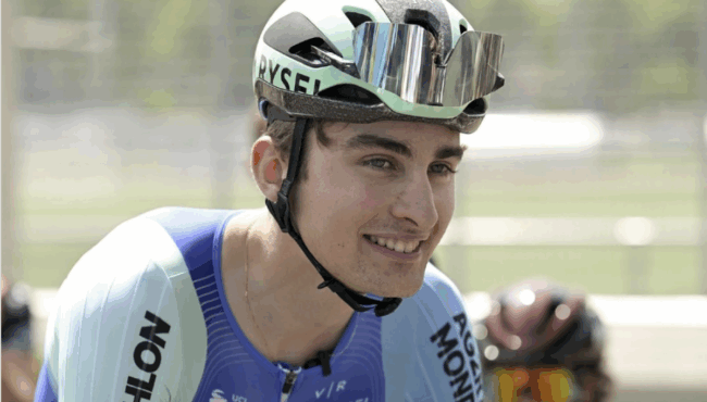 # ¿Quién es el ciclista Paul Seixas? 🚴‍♂️🇫🇷 El nombre de **Paul Seixas** empieza a resonar con fuerza en el pelotón internacional. A sus apenas 19 años, este joven francés se ha convertido en una de las mayores promesas del ciclismo mundial. Nacido en Lyon el **24 de septiembre de 2006**, Seixas ha pasado en cuestión de meses de ser campeón júnior a situarse entre los **profesionales del WorldTour** con el equipo **Decathlon–AG2R La Mondiale**. [(Wikipedia)](https://en.wikipedia.org/wiki/Paul_Seixas) --- ## Un talento precoz que nació en Lyon 🍷🚴‍♂️ Paul Seixas creció en la ciudad francesa de **Lyon**, pero fue el amor por el deporte, inspirado por su abuelo, lo que despertó su pasión por el ciclismo. En una entrevista con *Cyclist Magazine*, el propio Seixas recordó cómo viendo el **Tour de Francia de 2013**, en el que Chris Froome ganó su primer título, decidió que quería ser ciclista. En aquella época tenía solo seis años, pero ya había quedado marcado por la magia de las grandes vueltas[(The Athletic / NYTimes)](https://www.nytimes.com/athletic/6432459/2025/06/18/paul-seixas-interview-dauphine-tour-de-france/). Durante su niñez practicó varios deportes, aunque pronto destacó sobre la bicicleta. Ingresó en un club local y comenzó a **entrenar en Anse**, en la región del Beaujolais, un entorno ideal por sus carreteras onduladas y poco tráfico. Su familia no tenía tradición ciclista, pero el apoyo de sus padres fue decisivo una vez descubrieron la seriedad con la que Paul se tomaba el deporte[(Cyclist)](https://www.cyclist.co.uk/in-depth/paul-seixas-interview). --- ## De las categorías juveniles a campeón mundial júnior 🏅🌍 El ascenso de Paul Seixas fue meteórico. En 2023, compitiendo con el **AG2R Citroën U19 Team**, ya comenzó a brillar con fuerza al lograr podios en carreras internacionales como la **Eroica Juniores** y el **Ain Bugey Valromey Tour**. Pero fue en **2024** cuando el talento del lyonés estalló por completo. Ese año ganó la **Liège–Bastogne–Liège júnior**, la **Clásica de los Alpes**, el **Tour del Pays de Vaud** y se coronó como **campeón del mundo júnior de contrarreloj** en Zúrich, convirtiéndose en el **primer francés** que lo conseguía[(Decathlon–AG2R La Mondiale)](https://decathlonag2rlamondialeteam.com/en/equipe-world-tour/paul-seixas/). Su triunfo en Zúrich fue histórico. Los expertos lo describieron como un corredor metódico, de pedalada potente y estilo pulcro sobre la cabra, capaz de controlar la carrera con la madurez de un veterano. --- ## De promesa a profesional: el salto al WorldTour 🌍💪 A finales de 2024 firmó su primer contrato profesional con el **Decathlon–AG2R La Mondiale**, integrándose directamente en la plantilla del WorldTour, sin pasar por la categoría sub-23. Esto lo convirtió, en 2025, en el **ciclista más joven del WorldTour**[(Cyclingnews)](https://www.cyclingnews.com/news/its-another-world-18-year-old-super-talent-paul-seixas-makes-his-mark-as-the-worldtours-youngest-rider/). Su debut se produjo en el **Grand Prix Cycliste La Marseillaise**, donde sorprendió al terminar quinto. Poco después impresionó en el **UAE Tour 2025**, mostrando talento tanto en la contrarreloj de Al Hudayriyat Island como en las etapas de montaña. El veterano Felix Gall, líder del equipo, declaró en esa ocasión: 🗣️ *“Está muy por encima del nivel que debería tener a su edad. Tiene calma, técnica y una mentalidad impresionante”*[(Cyclingnews)](https://www.cyclingnews.com/news/its-another-world-18-year-old-super-talent-paul-seixas-makes-his-mark-as-the-worldtours-youngest-rider/). --- ## El punto de inflexión: Dauphiné 2025 y la confirmación de un fenómeno ⛰️🔥 El **Critérium du Dauphiné 2025** fue la gran consagración de Paul Seixas. Allí, enfrentándose a estrellas como **Tadej Pogačar**, **Remco Evenepoel** y **Jonas Vingegaard**, logró terminar **octavo en la clasificación general**, convirtiéndose en el **más joven de la historia en entrar al top 10** de una prueba WorldTour. Durante la contrarreloj de Saint-Péray fue tercero parcial y confesó: 🗣️ *“Pensé que el potenciómetro estaba roto, mis piernas respondían mejor que nunca. Fue increíble”*[(Cycling Pro Net, YouTube)](https://www.youtube.com/watch?v=b4XhaqoikgA). Su regularidad en la montaña y fortaleza mental llamaron la atención no solo de los franceses, sino también de equipos internacionales. Sin embargo, Seixas, fiel a su formación, reafirmó su compromiso con Decathlon–AG2R: > “Ellos me enseñaron desde júnior, me han guiado como persona y ciclista. No necesito buscar en otro sitio lo que ya tengo aquí”[(The Athletic / NYTimes)](https://www.nytimes.com/athletic/6432459/2025/06/18/paul-seixas-interview-dauphine-tour-de-france/). --- ## La consagración: Campeón del Tour de l’Avenir 2025 🏆🇫🇷 El **29 de agosto de 2025**, Paul Seixas hizo historia al ganar el **Tour de l’Avenir**, considerado el “Tour de Francia de los jóvenes”. Lo logró con autoridad, dominando la cronoescalada final hacia **La Rosière**, 28 segundos por delante del noruego **Jørgen Nordhagen** y 33 del belga **Jarno Widar**[(Tour de l’Avenir)](https://tourdelavenir.com/en/seixas-all-grown-up/). Su victoria fue simbólica: la camiseta amarilla se la entregó **Bernard Hinault**, último francés en ganar el Tour de Francia. La prensa lo bautizó como *“la esperanza que Francia llevaba 40 años esperando”*. El triunfo no fue sencillo: Seixas llegó con problemas de salud y con menos preparación en altura, pero su rendimiento en la contrarreloj final fue sobresaliente. Mostró el mismo temple que sus ídolos, coronando un año inolvidable. --- ## Un podio legendario: 3.º en el Europeo junto a Pogacar y Evenepoel 🥉💫 En octubre de 2025, Seixas subió al podio en el **Campeonato Europeo de Ruta**, acompañado nada menos que de **Tadej Pogačar** (oro) y **Remco Evenepoel** (plata). Con solo 19 años, el joven francés resistió los ataques de auténticos monstruos del ciclismo y se adueñó del bronce tras una batalla épica en Saint-Romain-de-Lerps[(CyclingUpToDate)](https://cyclinguptodate.com/cycling/on-the-podium-with-tadej-pogacar-and-remco-evenepoel-its-the-stuff-of-childhood-dreams-paul-seixas-19-proves-the-future-is-now-with-3rd-at-european-championship). Sus palabras tras la meta conmovieron al público: > “Estar en el podio con Pogacar y Evenepoel… es como un sueño de infancia hecho realidad. Hoy sentí que el futuro es ahora.” --- ## Palmarés destacado de Paul Seixas 🏅📊 **Principales resultados** [(Decathlon–AG2R La Mondiale)](https://decathlonag2rlamondialeteam.com/en/equipe-world-tour/paul-seixas/): - 🥇 **Campeón del Tour de l’Avenir 2025** (2 etapas + general). - 🥈 2.º en **Paris–Camembert 2025**. - 🥉 3.º en el **Campeonato Europeo de Ruta Élite 2025**. - 🥉 3.º en el **Campeonato Nacional Francés de Contrarreloj 2025**. - 8.º en la **General del Critérium du Dauphiné 2025**. - 13.º en el **Campeonato Mundial de Ruta Élite (Kigali 2025)**. - Campeón del Mundo Júnior de Contrarreloj (2024, Zúrich). - Ganador del **Tour de Pays de Vaud**, **Liège–Bastogne–Liège júnior** y **Giro della Lunigiana** (2024). Su estilo se define por la **regularidad, su fortaleza en contrarreloj y su habilidad en la montaña**, una combinación poco habitual en ciclistas de su edad. --- ## Personalidad, estudios y futuro 🎓🌄 Más allá del ciclismo, Paul Seixas compagina sus entrenamientos con una **formación en negocios internacionales** en la escuela **EMLyon**, dentro de un programa especial para deportistas de élite[(Cyclist)](https://www.cyclist.co.uk/in-depth/paul-seixas-interview). Su lema personal es: > “Never give up” — *Nunca te rindas.* Aficionado a los postres franceses y las montañas del Nepal, confiesa que su plato favorito es la **tarte tatin** y su sueño, algún día, escalar el **Monte Everest**[(Decathlon–AG2R La Mondiale)](https://decathlonag2rlamondialeteam.com/en/equipe-world-tour/paul-seixas/). Muchos lo comparan con nombres como Pogačar o Gaudu, pero él prefiere que lo vean como un corredor “todo terreno” que aún está aprendiendo. --- ## La nueva esperanza del ciclismo francés 🇫🇷✨ Francia lleva décadas buscando al heredero de Hinault; tras los destellos de Pinot, Gaudu o Bardet, **Paul Seixas** emerge como el proyecto más sólido. Su madurez, humildad y potencia en todos los terrenos hacen pensar que podría ser, dentro de pocos años, **el primer francés en ganar el Tour de Francia desde 1985**[(CyclingPro.net)](https://cyclingpro.net/spaziociclismo/sintesi-gare/tour-de-lavenir-2025-paul-seixas-conquista-la-crono-finale-e-vince-la-corsa-lorenzo-finn-4-e-fuori-dal-podio-per-soli-3/). El periodista Jacob Whitehead lo definió así: > “Seixas no corre como un adolescente, sino como un veterano que conoce su oficio. Es disciplinado, inteligente y tremendamente competitivo”[(The Athletic / NYTimes)](https://www.nytimes.com/athletic/6432459/2025/06/18/paul-seixas-interview-dauphine-tour-de-france/). Sus próximos pasos apuntan hacia las **Grand Tours** y especialmente el **Tour de Francia 2026**, donde podría debutar acompañado por el también joven Olav Kooij en la nueva formación **Decathlon–CMA CGM**[(TopCycling)](https://www.topcycling.pt/olav-kooij-e-paul-seixas-lideram-a-nova-decathlon/). --- ## Legado y visión: un futuro brillante 🔮🚵‍♂️ Paul Seixas simboliza una **nueva generación de ciclistas franceses** más internacionales, científicos en su preparación y emocionalmente equilibrados. Es parte de una hornada nacida tras 2005 que incluye a corredores de una madurez deportiva prematura. Su mezcla de *potencia, serenidad y ambición* alerta a todos los grandes equipos, pero Seixas parece tenerlo claro: crecer cerca de su entorno actual, mejorar paso a paso y, sobre todo, **disfrutar del viaje**. > “Correr al lado de los mejores del mundo te hace mejor ciclista, pero también mejor persona. Quiero aprender de ellos y, algún día, batirlos.” — *Paul Seixas, 2025.* --- ## 🧭 Conclusión: ¿Quién es el ciclista Paul Seixas? **Paul Seixas** es mucho más que la promesa del ciclismo francés: es el símbolo de una generación que combina tecnología, pasión y humildad. Con apenas 19 años, ya ha demostrado ser uno de los talentos más completos del pelotón mundial. Su victoria en el **Tour de l’Avenir**, su podio europeo y su rendimiento en el Dauphiné lo convierten en **el futuro del ciclismo galo**. [(ProCyclingStats)](https://www.procyclingstats.com/rider/paul-seixas) Cada pedalada suya parece dar forma a una nueva era. Francia sueña de nuevo con ver su bandera ondear en los Campos Elíseos… y el nombre detrás de ese sueño podría ser **Paul Seixas**. 🇫🇷✨ --- ## ❓ Preguntas frecuentes (FAQ) ### 🏁 ¿Dónde nació Paul Seixas? Nació en **Lyon (Francia)**, el 24 de septiembre de 2006. ### 🚴‍♂️ ¿Qué equipo representa actualmente? Compite para el **Decathlon–AG2R La Mondiale** en el WorldTour [(Wikipedia)](https://en.wikipedia.org/wiki/Paul_Seixas). ### 🥇 ¿Cuáles son sus mayores logros? Ganó el **Campeonato del Mundo Júnior de Contrarreloj 2024** y el **Tour de l’Avenir 2025**, además de ser tercero en el **Europeo de Ruta Élite 2025**. ### 🎓 ¿Combina ciclismo y estudios? Sí, estudia **Administración Internacional en EMLyon Business School**, en un programa adaptado para deportistas. ### 🇫🇷 ¿Es el heredero de Hinault? Muchos expertos lo consideran el **mayor candidato francés** a romper la sequía de títulos en el Tour de Francia desde 1985. ---