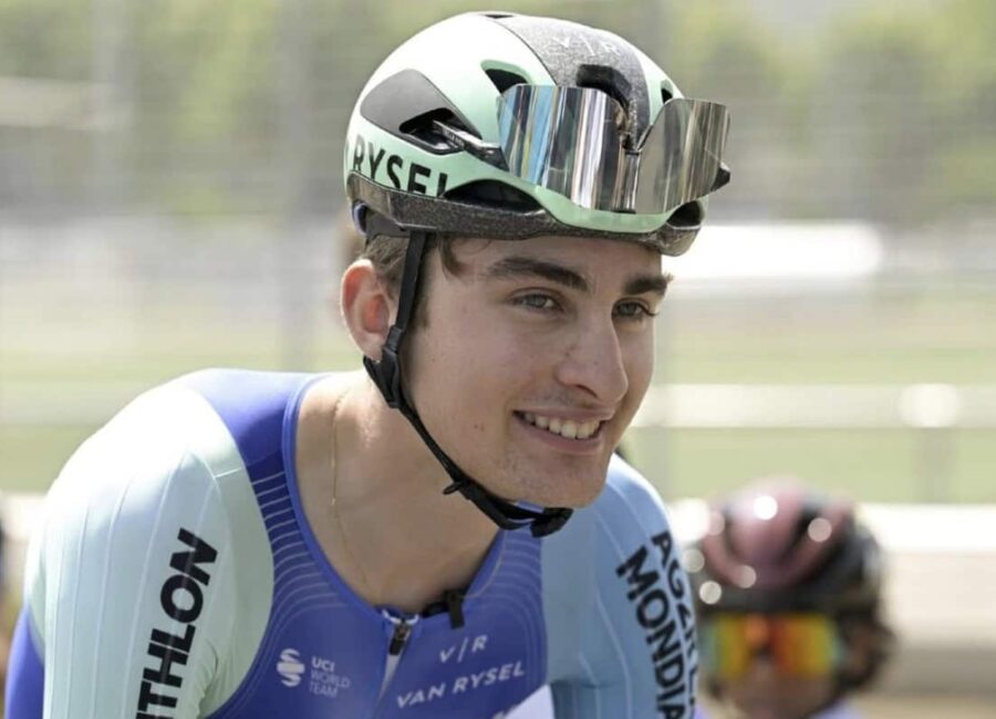 # ¿Quién es el ciclista Paul Seixas? 🚴‍♂️🇫🇷 El nombre de **Paul Seixas** empieza a resonar con fuerza en el pelotón internacional. A sus apenas 19 años, este joven francés se ha convertido en una de las mayores promesas del ciclismo mundial. Nacido en Lyon el **24 de septiembre de 2006**, Seixas ha pasado en cuestión de meses de ser campeón júnior a situarse entre los **profesionales del WorldTour** con el equipo **Decathlon–AG2R La Mondiale**. [(Wikipedia)](https://en.wikipedia.org/wiki/Paul_Seixas) --- ## Un talento precoz que nació en Lyon 🍷🚴‍♂️ Paul Seixas creció en la ciudad francesa de **Lyon**, pero fue el amor por el deporte, inspirado por su abuelo, lo que despertó su pasión por el ciclismo. En una entrevista con *Cyclist Magazine*, el propio Seixas recordó cómo viendo el **Tour de Francia de 2013**, en el que Chris Froome ganó su primer título, decidió que quería ser ciclista. En aquella época tenía solo seis años, pero ya había quedado marcado por la magia de las grandes vueltas[(The Athletic / NYTimes)](https://www.nytimes.com/athletic/6432459/2025/06/18/paul-seixas-interview-dauphine-tour-de-france/). Durante su niñez practicó varios deportes, aunque pronto destacó sobre la bicicleta. Ingresó en un club local y comenzó a **entrenar en Anse**, en la región del Beaujolais, un entorno ideal por sus carreteras onduladas y poco tráfico. Su familia no tenía tradición ciclista, pero el apoyo de sus padres fue decisivo una vez descubrieron la seriedad con la que Paul se tomaba el deporte[(Cyclist)](https://www.cyclist.co.uk/in-depth/paul-seixas-interview). --- ## De las categorías juveniles a campeón mundial júnior 🏅🌍 El ascenso de Paul Seixas fue meteórico. En 2023, compitiendo con el **AG2R Citroën U19 Team**, ya comenzó a brillar con fuerza al lograr podios en carreras internacionales como la **Eroica Juniores** y el **Ain Bugey Valromey Tour**. Pero fue en **2024** cuando el talento del lyonés estalló por completo. Ese año ganó la **Liège–Bastogne–Liège júnior**, la **Clásica de los Alpes**, el **Tour del Pays de Vaud** y se coronó como **campeón del mundo júnior de contrarreloj** en Zúrich, convirtiéndose en el **primer francés** que lo conseguía[(Decathlon–AG2R La Mondiale)](https://decathlonag2rlamondialeteam.com/en/equipe-world-tour/paul-seixas/). Su triunfo en Zúrich fue histórico. Los expertos lo describieron como un corredor metódico, de pedalada potente y estilo pulcro sobre la cabra, capaz de controlar la carrera con la madurez de un veterano. --- ## De promesa a profesional: el salto al WorldTour 🌍💪 A finales de 2024 firmó su primer contrato profesional con el **Decathlon–AG2R La Mondiale**, integrándose directamente en la plantilla del WorldTour, sin pasar por la categoría sub-23. Esto lo convirtió, en 2025, en el **ciclista más joven del WorldTour**[(Cyclingnews)](https://www.cyclingnews.com/news/its-another-world-18-year-old-super-talent-paul-seixas-makes-his-mark-as-the-worldtours-youngest-rider/). Su debut se produjo en el **Grand Prix Cycliste La Marseillaise**, donde sorprendió al terminar quinto. Poco después impresionó en el **UAE Tour 2025**, mostrando talento tanto en la contrarreloj de Al Hudayriyat Island como en las etapas de montaña. El veterano Felix Gall, líder del equipo, declaró en esa ocasión: 🗣️ *“Está muy por encima del nivel que debería tener a su edad. Tiene calma, técnica y una mentalidad impresionante”*[(Cyclingnews)](https://www.cyclingnews.com/news/its-another-world-18-year-old-super-talent-paul-seixas-makes-his-mark-as-the-worldtours-youngest-rider/). --- ## El punto de inflexión: Dauphiné 2025 y la confirmación de un fenómeno ⛰️🔥 El **Critérium du Dauphiné 2025** fue la gran consagración de Paul Seixas. Allí, enfrentándose a estrellas como **Tadej Pogačar**, **Remco Evenepoel** y **Jonas Vingegaard**, logró terminar **octavo en la clasificación general**, convirtiéndose en el **más joven de la historia en entrar al top 10** de una prueba WorldTour. Durante la contrarreloj de Saint-Péray fue tercero parcial y confesó: 🗣️ *“Pensé que el potenciómetro estaba roto, mis piernas respondían mejor que nunca. Fue increíble”*[(Cycling Pro Net, YouTube)](https://www.youtube.com/watch?v=b4XhaqoikgA). Su regularidad en la montaña y fortaleza mental llamaron la atención no solo de los franceses, sino también de equipos internacionales. Sin embargo, Seixas, fiel a su formación, reafirmó su compromiso con Decathlon–AG2R: > “Ellos me enseñaron desde júnior, me han guiado como persona y ciclista. No necesito buscar en otro sitio lo que ya tengo aquí”[(The Athletic / NYTimes)](https://www.nytimes.com/athletic/6432459/2025/06/18/paul-seixas-interview-dauphine-tour-de-france/). --- ## La consagración: Campeón del Tour de l’Avenir 2025 🏆🇫🇷 El **29 de agosto de 2025**, Paul Seixas hizo historia al ganar el **Tour de l’Avenir**, considerado el “Tour de Francia de los jóvenes”. Lo logró con autoridad, dominando la cronoescalada final hacia **La Rosière**, 28 segundos por delante del noruego **Jørgen Nordhagen** y 33 del belga **Jarno Widar**[(Tour de l’Avenir)](https://tourdelavenir.com/en/seixas-all-grown-up/). Su victoria fue simbólica: la camiseta amarilla se la entregó **Bernard Hinault**, último francés en ganar el Tour de Francia. La prensa lo bautizó como *“la esperanza que Francia llevaba 40 años esperando”*. El triunfo no fue sencillo: Seixas llegó con problemas de salud y con menos preparación en altura, pero su rendimiento en la contrarreloj final fue sobresaliente. Mostró el mismo temple que sus ídolos, coronando un año inolvidable. --- ## Un podio legendario: 3.º en el Europeo junto a Pogacar y Evenepoel 🥉💫 En octubre de 2025, Seixas subió al podio en el **Campeonato Europeo de Ruta**, acompañado nada menos que de **Tadej Pogačar** (oro) y **Remco Evenepoel** (plata). Con solo 19 años, el joven francés resistió los ataques de auténticos monstruos del ciclismo y se adueñó del bronce tras una batalla épica en Saint-Romain-de-Lerps[(CyclingUpToDate)](https://cyclinguptodate.com/cycling/on-the-podium-with-tadej-pogacar-and-remco-evenepoel-its-the-stuff-of-childhood-dreams-paul-seixas-19-proves-the-future-is-now-with-3rd-at-european-championship). Sus palabras tras la meta conmovieron al público: > “Estar en el podio con Pogacar y Evenepoel… es como un sueño de infancia hecho realidad. Hoy sentí que el futuro es ahora.” --- ## Palmarés destacado de Paul Seixas 🏅📊 **Principales resultados** [(Decathlon–AG2R La Mondiale)](https://decathlonag2rlamondialeteam.com/en/equipe-world-tour/paul-seixas/): - 🥇 **Campeón del Tour de l’Avenir 2025** (2 etapas + general). - 🥈 2.º en **Paris–Camembert 2025**. - 🥉 3.º en el **Campeonato Europeo de Ruta Élite 2025**. - 🥉 3.º en el **Campeonato Nacional Francés de Contrarreloj 2025**. - 8.º en la **General del Critérium du Dauphiné 2025**. - 13.º en el **Campeonato Mundial de Ruta Élite (Kigali 2025)**. - Campeón del Mundo Júnior de Contrarreloj (2024, Zúrich). - Ganador del **Tour de Pays de Vaud**, **Liège–Bastogne–Liège júnior** y **Giro della Lunigiana** (2024). Su estilo se define por la **regularidad, su fortaleza en contrarreloj y su habilidad en la montaña**, una combinación poco habitual en ciclistas de su edad. --- ## Personalidad, estudios y futuro 🎓🌄 Más allá del ciclismo, Paul Seixas compagina sus entrenamientos con una **formación en negocios internacionales** en la escuela **EMLyon**, dentro de un programa especial para deportistas de élite[(Cyclist)](https://www.cyclist.co.uk/in-depth/paul-seixas-interview). Su lema personal es: > “Never give up” — *Nunca te rindas.* Aficionado a los postres franceses y las montañas del Nepal, confiesa que su plato favorito es la **tarte tatin** y su sueño, algún día, escalar el **Monte Everest**[(Decathlon–AG2R La Mondiale)](https://decathlonag2rlamondialeteam.com/en/equipe-world-tour/paul-seixas/). Muchos lo comparan con nombres como Pogačar o Gaudu, pero él prefiere que lo vean como un corredor “todo terreno” que aún está aprendiendo. --- ## La nueva esperanza del ciclismo francés 🇫🇷✨ Francia lleva décadas buscando al heredero de Hinault; tras los destellos de Pinot, Gaudu o Bardet, **Paul Seixas** emerge como el proyecto más sólido. Su madurez, humildad y potencia en todos los terrenos hacen pensar que podría ser, dentro de pocos años, **el primer francés en ganar el Tour de Francia desde 1985**[(CyclingPro.net)](https://cyclingpro.net/spaziociclismo/sintesi-gare/tour-de-lavenir-2025-paul-seixas-conquista-la-crono-finale-e-vince-la-corsa-lorenzo-finn-4-e-fuori-dal-podio-per-soli-3/). El periodista Jacob Whitehead lo definió así: > “Seixas no corre como un adolescente, sino como un veterano que conoce su oficio. Es disciplinado, inteligente y tremendamente competitivo”[(The Athletic / NYTimes)](https://www.nytimes.com/athletic/6432459/2025/06/18/paul-seixas-interview-dauphine-tour-de-france/). Sus próximos pasos apuntan hacia las **Grand Tours** y especialmente el **Tour de Francia 2026**, donde podría debutar acompañado por el también joven Olav Kooij en la nueva formación **Decathlon–CMA CGM**[(TopCycling)](https://www.topcycling.pt/olav-kooij-e-paul-seixas-lideram-a-nova-decathlon/). --- ## Legado y visión: un futuro brillante 🔮🚵‍♂️ Paul Seixas simboliza una **nueva generación de ciclistas franceses** más internacionales, científicos en su preparación y emocionalmente equilibrados. Es parte de una hornada nacida tras 2005 que incluye a corredores de una madurez deportiva prematura. Su mezcla de *potencia, serenidad y ambición* alerta a todos los grandes equipos, pero Seixas parece tenerlo claro: crecer cerca de su entorno actual, mejorar paso a paso y, sobre todo, **disfrutar del viaje**. > “Correr al lado de los mejores del mundo te hace mejor ciclista, pero también mejor persona. Quiero aprender de ellos y, algún día, batirlos.” — *Paul Seixas, 2025.* --- ## 🧭 Conclusión: ¿Quién es el ciclista Paul Seixas? **Paul Seixas** es mucho más que la promesa del ciclismo francés: es el símbolo de una generación que combina tecnología, pasión y humildad. Con apenas 19 años, ya ha demostrado ser uno de los talentos más completos del pelotón mundial. Su victoria en el **Tour de l’Avenir**, su podio europeo y su rendimiento en el Dauphiné lo convierten en **el futuro del ciclismo galo**. [(ProCyclingStats)](https://www.procyclingstats.com/rider/paul-seixas) Cada pedalada suya parece dar forma a una nueva era. Francia sueña de nuevo con ver su bandera ondear en los Campos Elíseos… y el nombre detrás de ese sueño podría ser **Paul Seixas**. 🇫🇷✨ --- ## ❓ Preguntas frecuentes (FAQ) ### 🏁 ¿Dónde nació Paul Seixas? Nació en **Lyon (Francia)**, el 24 de septiembre de 2006. ### 🚴‍♂️ ¿Qué equipo representa actualmente? Compite para el **Decathlon–AG2R La Mondiale** en el WorldTour [(Wikipedia)](https://en.wikipedia.org/wiki/Paul_Seixas). ### 🥇 ¿Cuáles son sus mayores logros? Ganó el **Campeonato del Mundo Júnior de Contrarreloj 2024** y el **Tour de l’Avenir 2025**, además de ser tercero en el **Europeo de Ruta Élite 2025**. ### 🎓 ¿Combina ciclismo y estudios? Sí, estudia **Administración Internacional en EMLyon Business School**, en un programa adaptado para deportistas. ### 🇫🇷 ¿Es el heredero de Hinault? Muchos expertos lo consideran el **mayor candidato francés** a romper la sequía de títulos en el Tour de Francia desde 1985. ---
