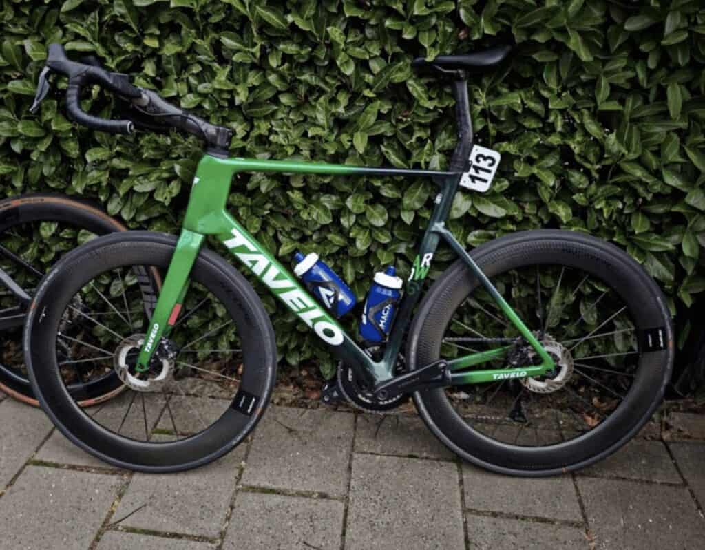 Expulsan Jan Willem van Schip del Tour de Holanda por su bicicleta