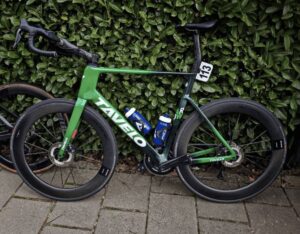 Expulsan Jan Willem van Schip del Tour de Holanda por su bicicleta