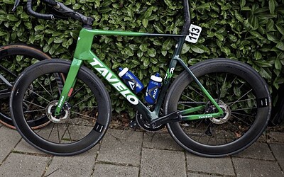Expulsan Jan Willem van Schip del Tour de Holanda por su bicicleta