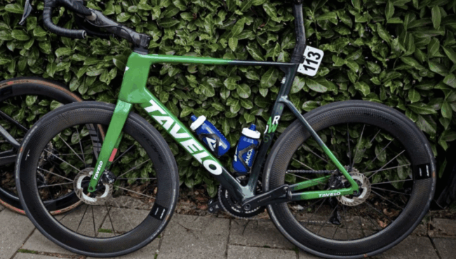 Expulsan Jan Willem van Schip del Tour de Holanda por su bicicleta