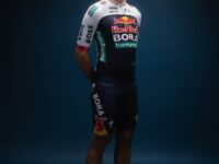Oier Lazkano con equipo de ciclismo profesional Red Bull BORA hansgrohe en uniforme de carrera.
