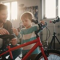 Ajustar una bicicleta de niño