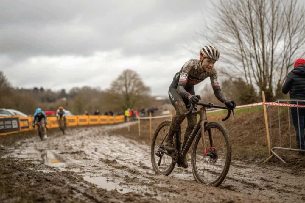 ¿Cómo lavar la ropa de ciclismo con barro?