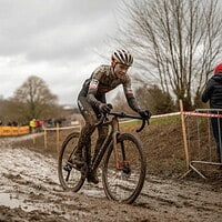 ¿Cómo lavar la ropa de ciclismo con barro?