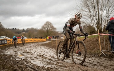 ¿Cómo lavar la ropa de ciclismo con barro?