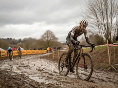 ¿Cómo lavar la ropa de ciclismo con barro?