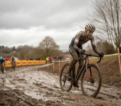 ¿Cómo lavar la ropa de ciclismo con barro?