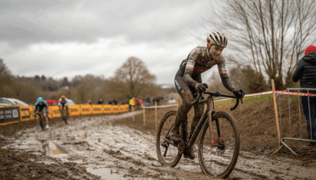 ¿Cómo lavar la ropa de ciclismo con barro?