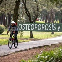 Osteoporosis y ciclismo: claves para mantener huesos fuertes