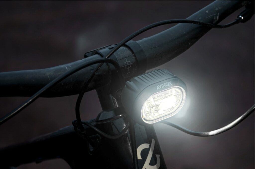 Avinox presenta su primera luz inteligente para bicicletas