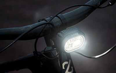 Avinox presenta su primera luz inteligente para bicicletas